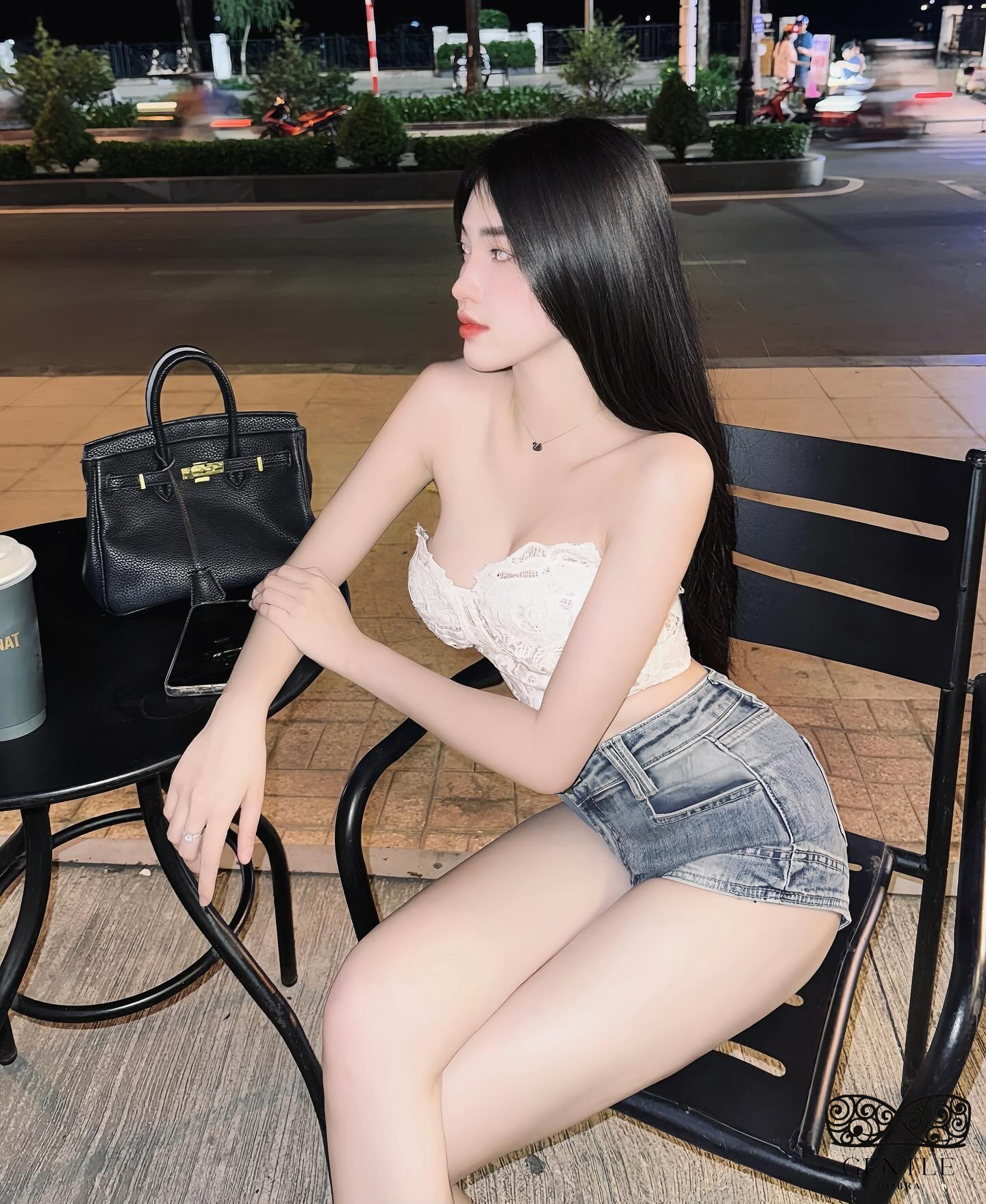 ảnh gái xinh mặc đồ thiếu vải hở ngực 2