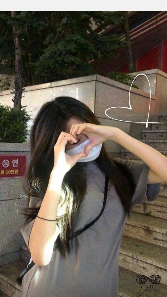 ảnh gái xinh tóc ngắn che mặt