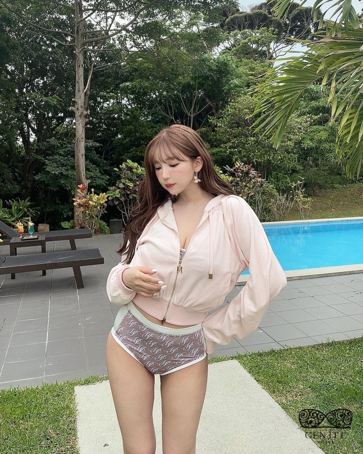 yua mikami khoe dáng