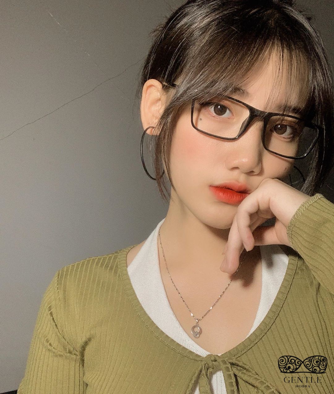 ảnh gái đeo kính cute