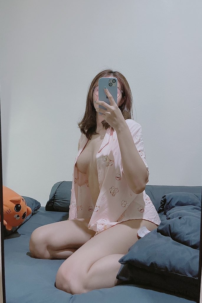 gái xinh chụp ảnh nude hở ngực