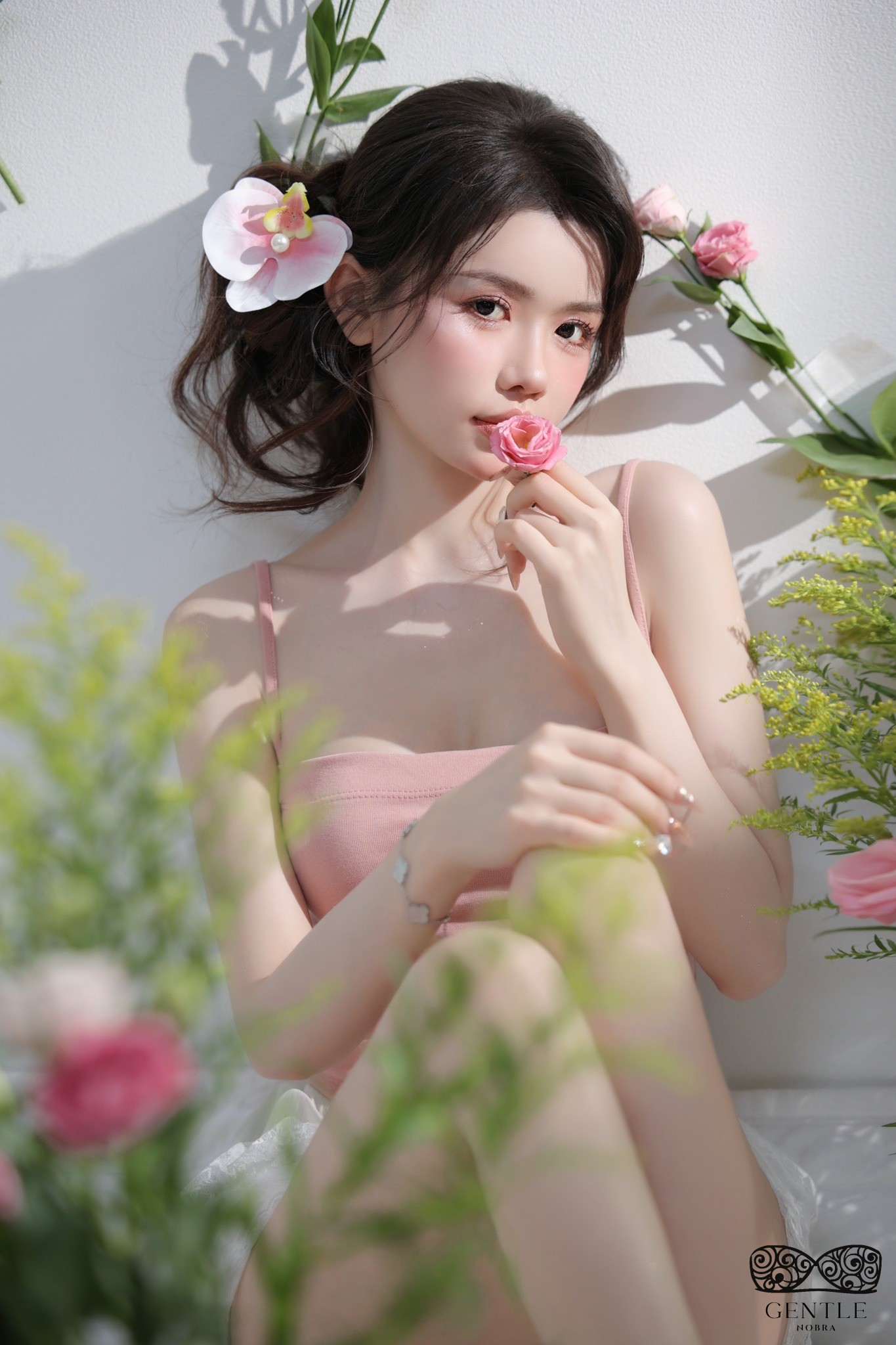 Top 222+ ảnh cô gái cầm hoa gây thương nhớ đẹp nhất 2024  75 ảnh cô gái cầm hoa buồn tâm trạng 3