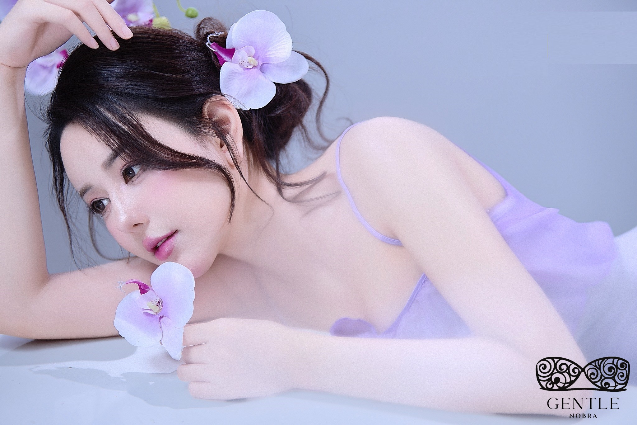 Top 222+ ảnh cô gái cầm hoa gây thương nhớ đẹp nhất 2024  11 ảnh cô gái cầm hoa lan hồ điệp