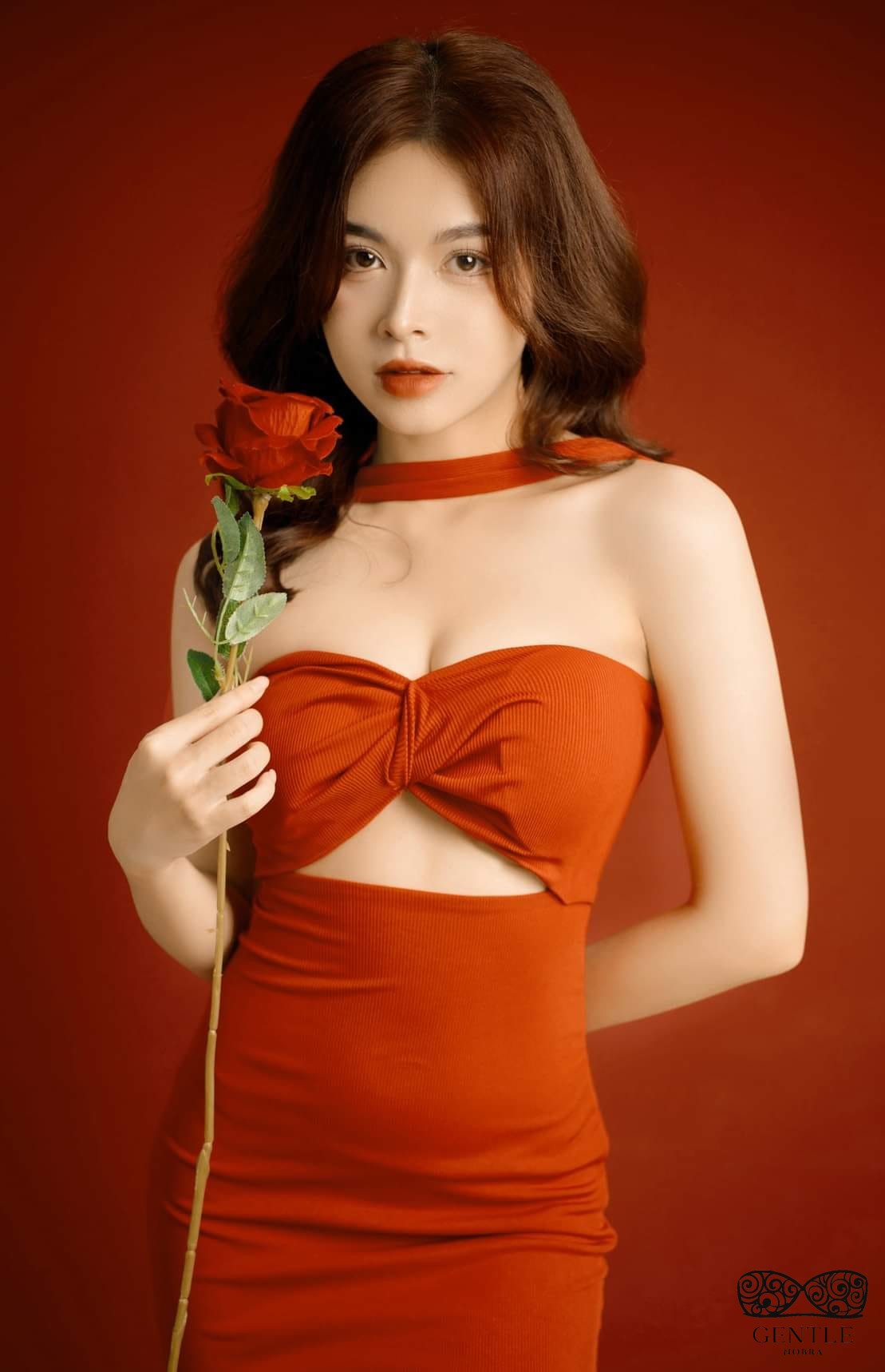 Top 222+ ảnh cô gái cầm hoa gây thương nhớ đẹp nhất 2024  71 ảnh cô gái cầm hoa buồn 3