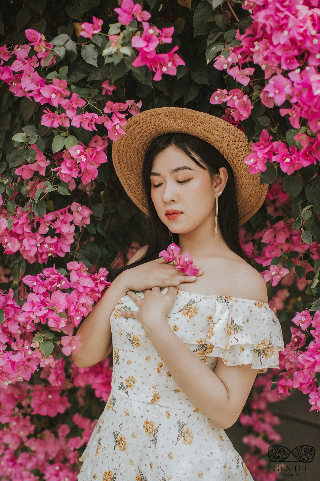 Top 222+ ảnh cô gái cầm hoa gây thương nhớ đẹp nhất 2024  55 ảnh cô gái cầm hoa buồn 2