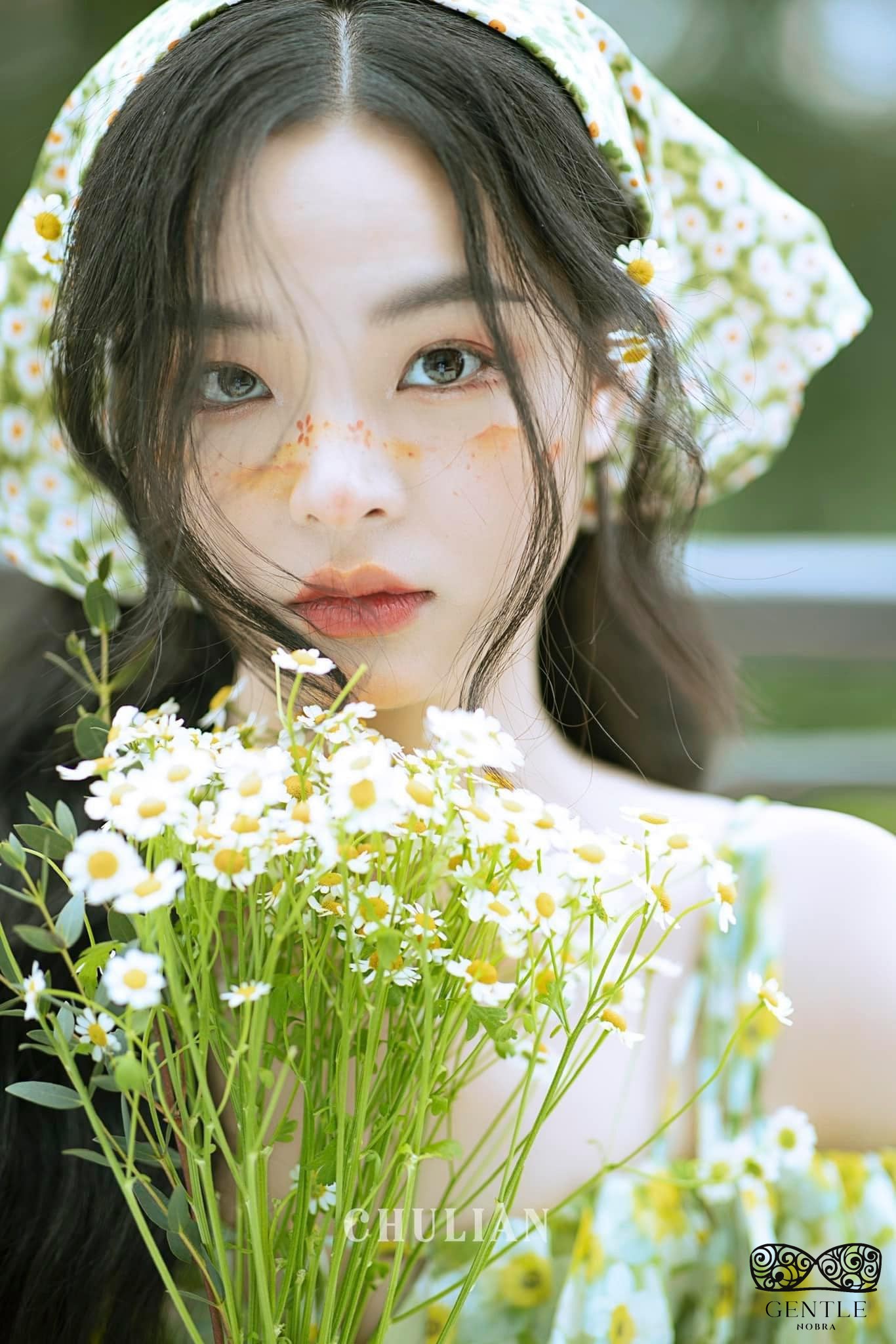 Top 222+ ảnh cô gái cầm hoa gây thương nhớ đẹp nhất 2024  68 hình ảnh cô gái cầm hoa buồn gây thương nhớ
