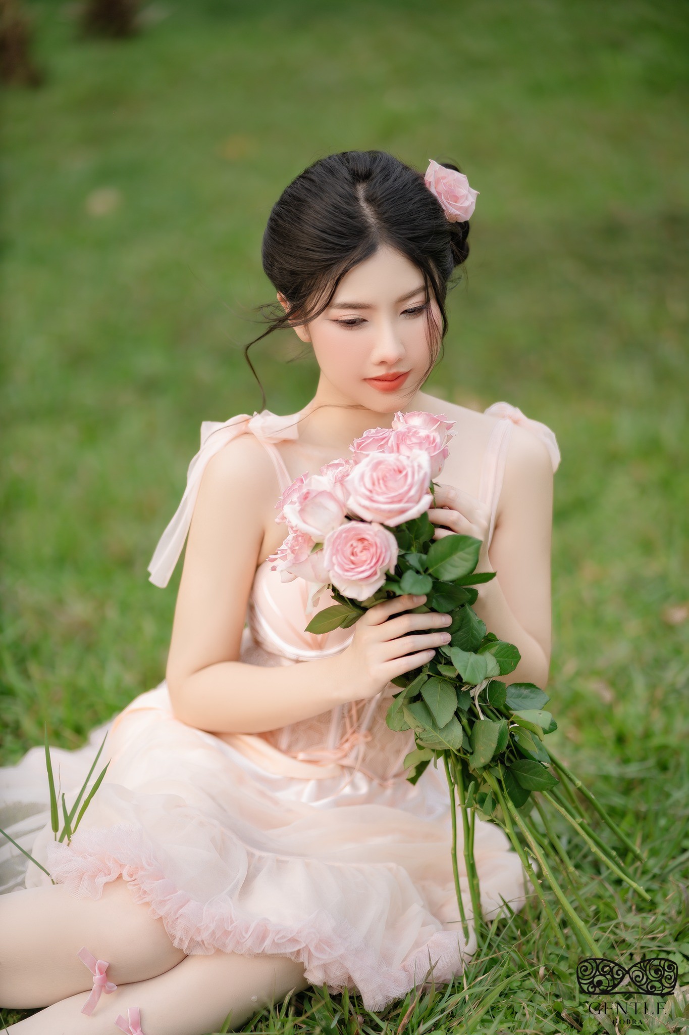 Top 222+ ảnh cô gái cầm hoa gây thương nhớ đẹp nhất 2024  62 hình ảnh cô gái cầm hoa buồn gây thương nhớ 3