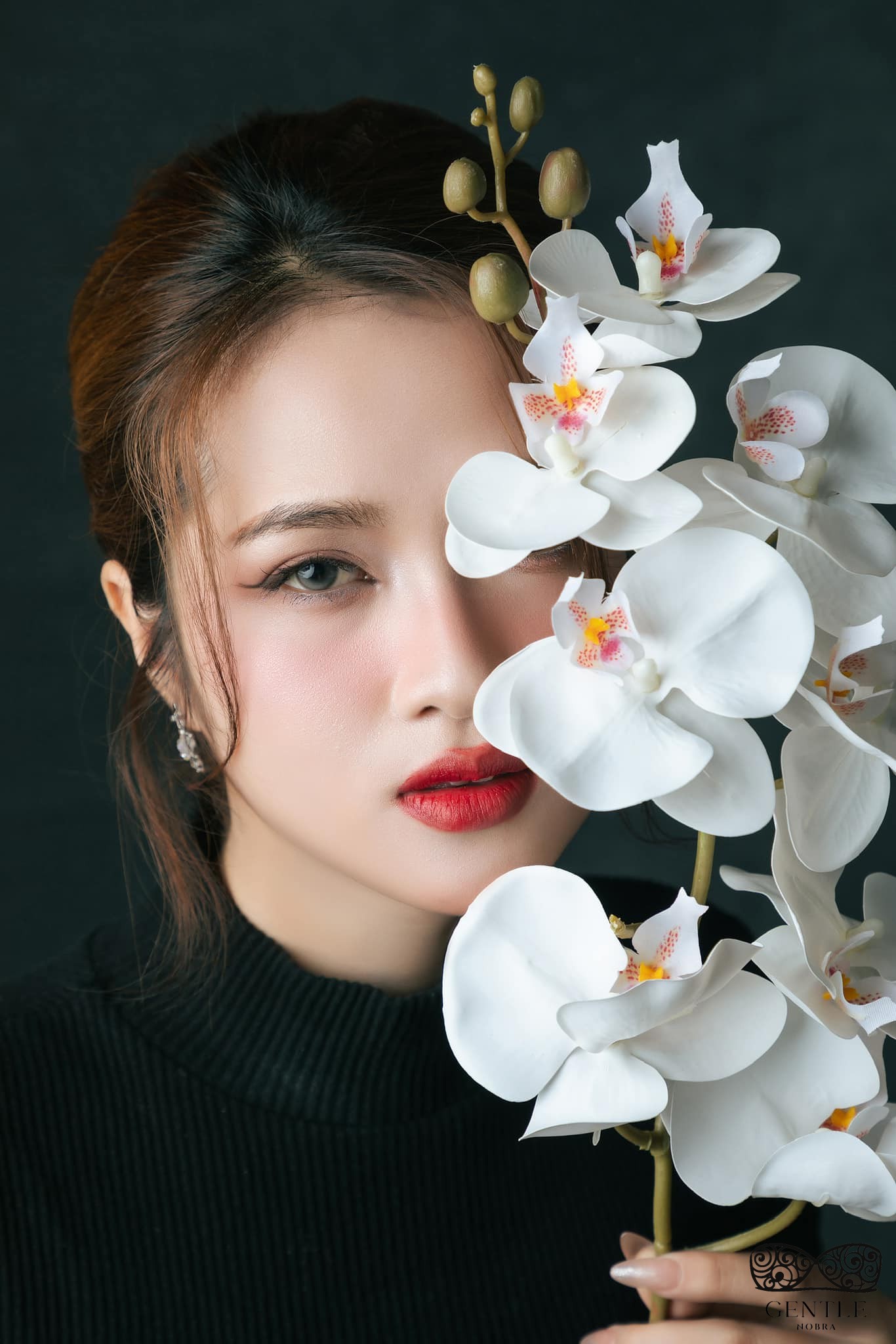 Top 222+ ảnh cô gái cầm hoa gây thương nhớ đẹp nhất 2024  51 hình ảnh cô gái cầm hoa che mặt