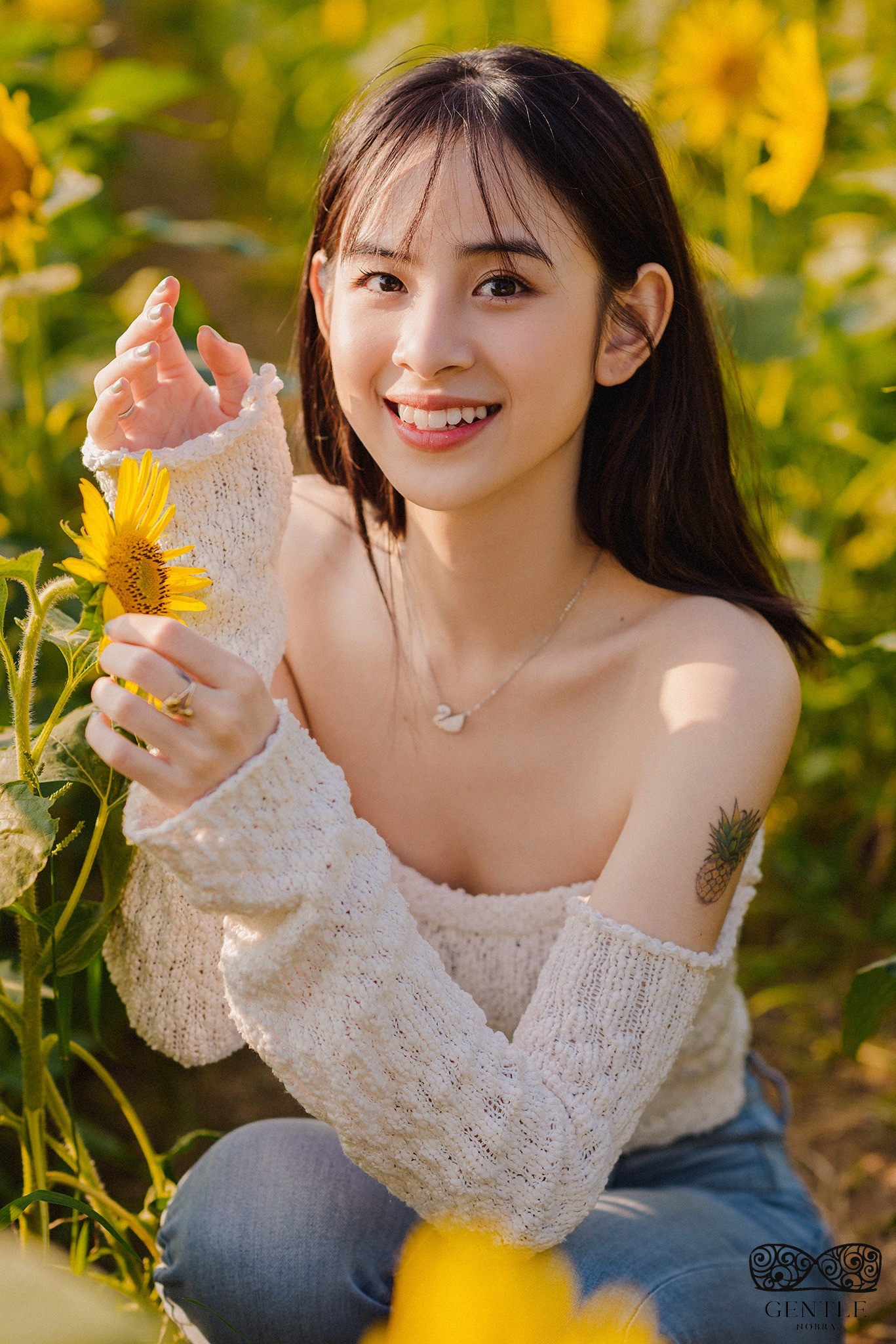 Top 222+ ảnh cô gái cầm hoa gây thương nhớ đẹp nhất 2024  23 ảnh cô gái cầm hoa hướng dương đang cười