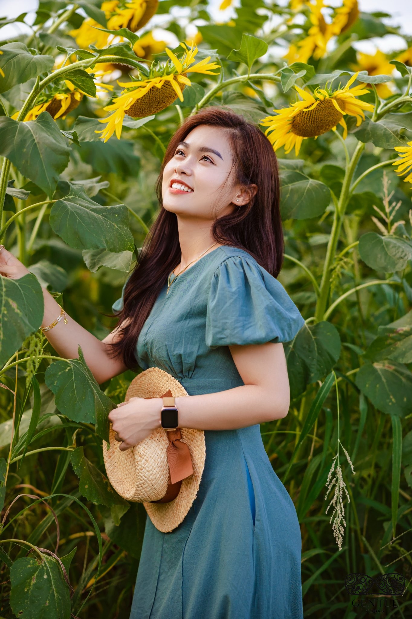 Top 222+ ảnh cô gái cầm hoa gây thương nhớ đẹp nhất 2024  28 ảnh cô gái cầm hoa hướng dương 4