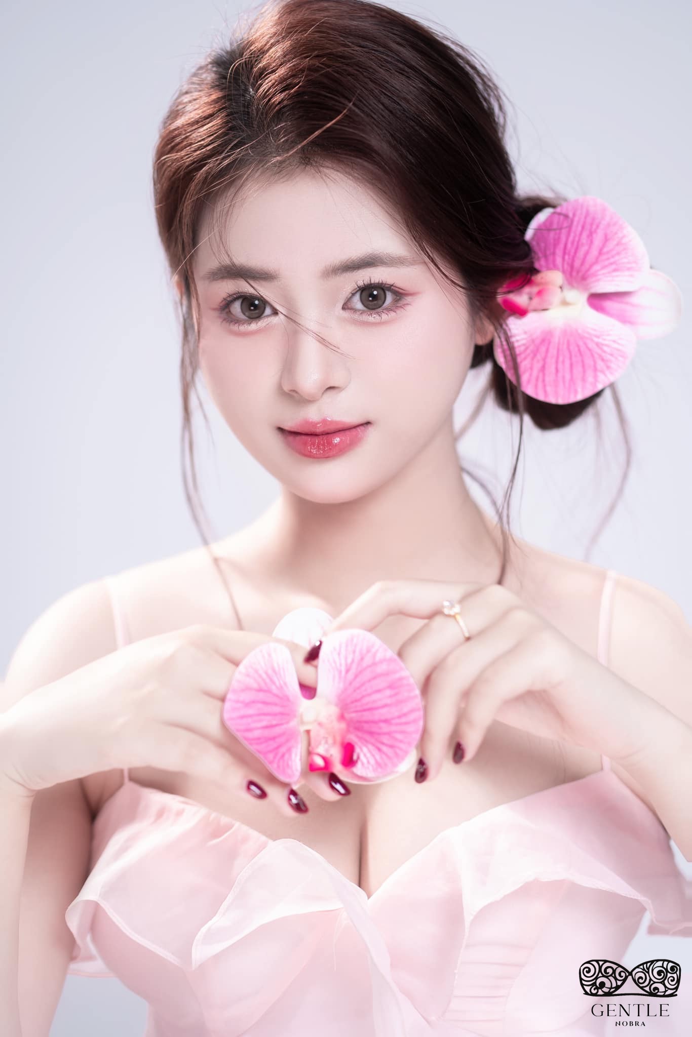 Top 222+ ảnh cô gái cầm hoa gây thương nhớ đẹp nhất 2024  4 hình ảnh cô gái cầm hoa hottrend mới nhất 4