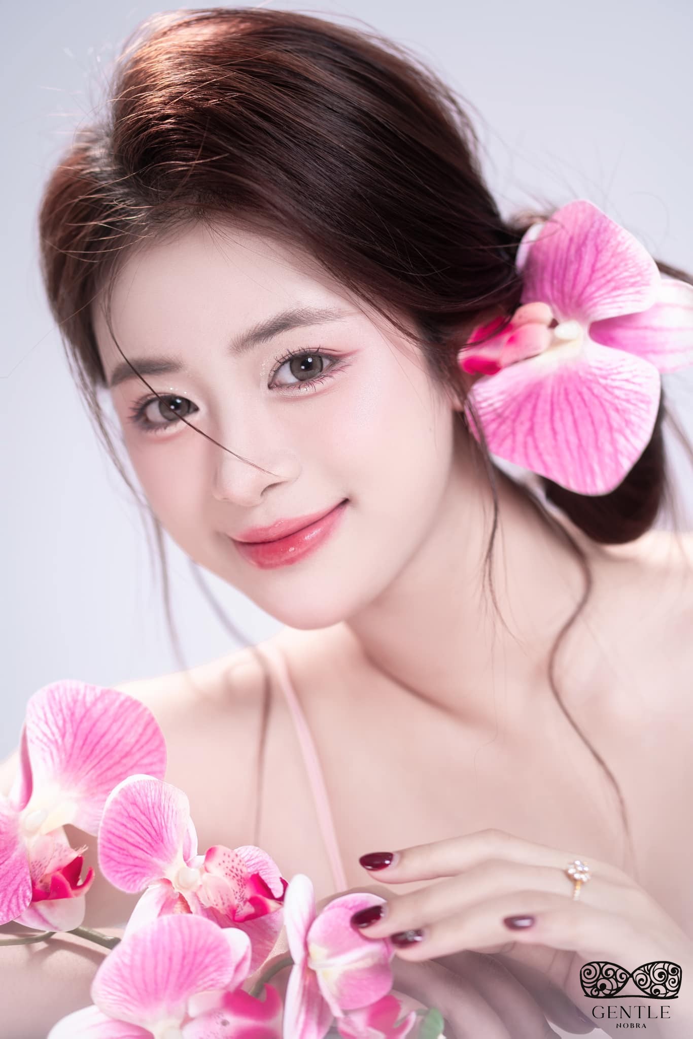 Top 222+ ảnh cô gái cầm hoa gây thương nhớ đẹp nhất 2024  5 hình ảnh cô gái cầm hoa hottrend mới nhất 3