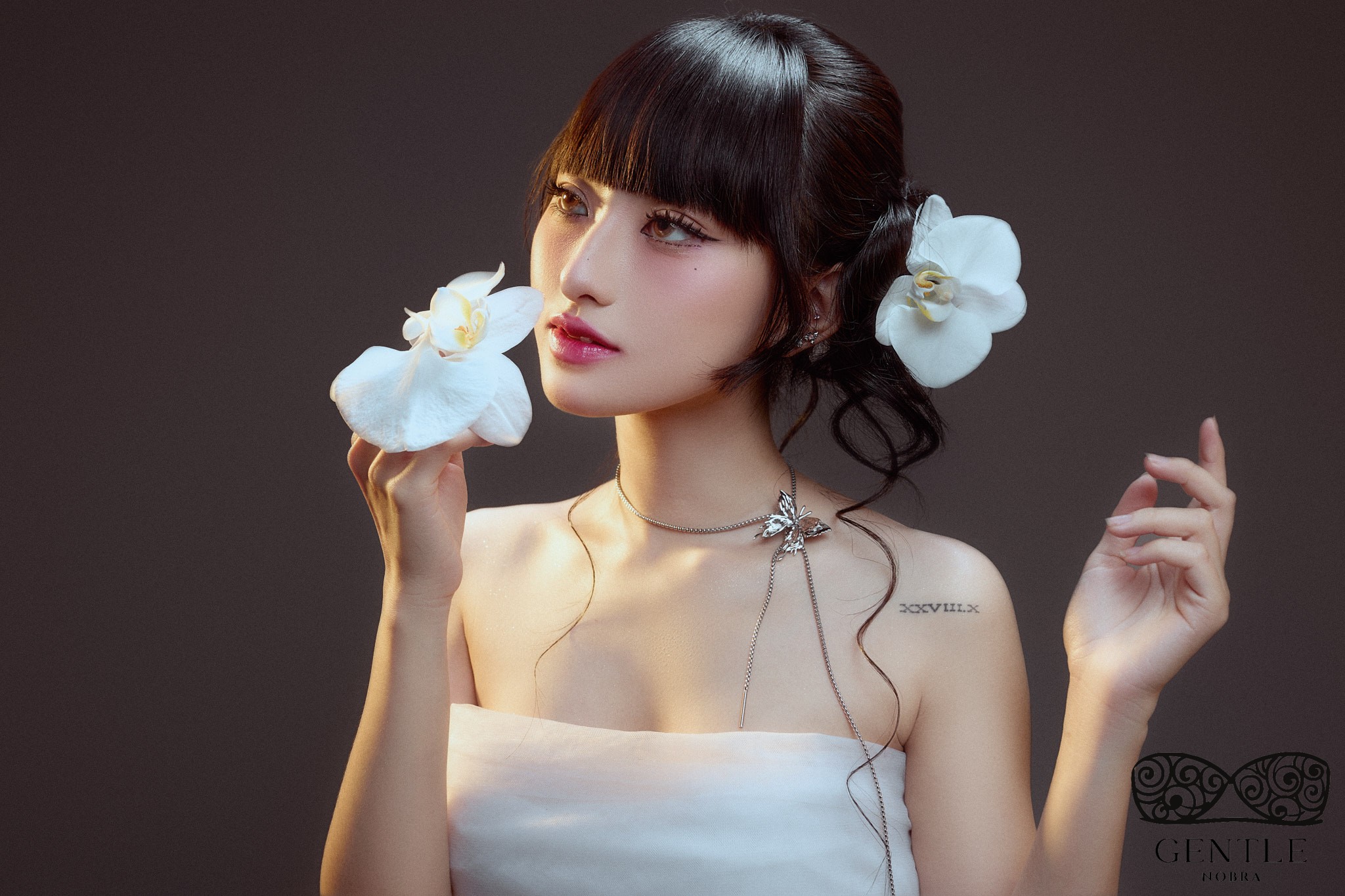 Top 222+ ảnh cô gái cầm hoa gây thương nhớ đẹp nhất 2024  19 hình ảnh cô gái cầm hoa hottrend mới nhất 2