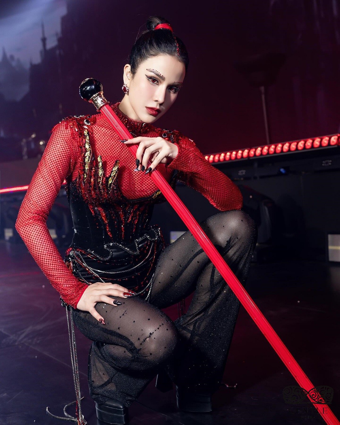 Diệp Lâm Anh show đạp gió rẽ sóng 6