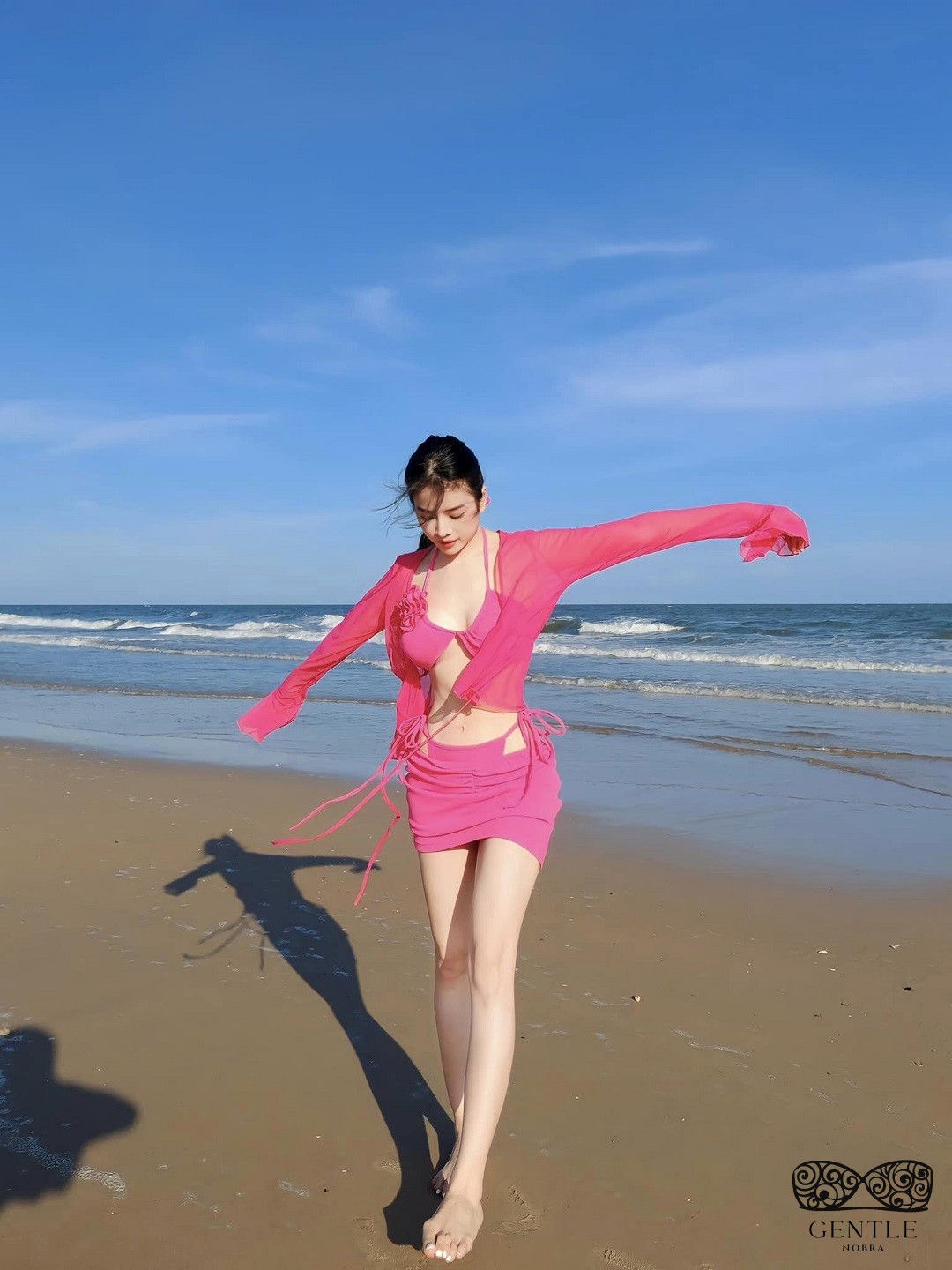 Dj Mie bikini hồng 3