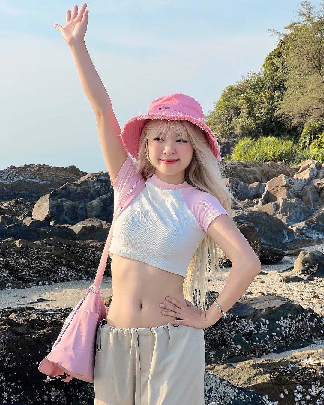 ảnh gái xinh cute dễ thương đứng tạo dáng 4