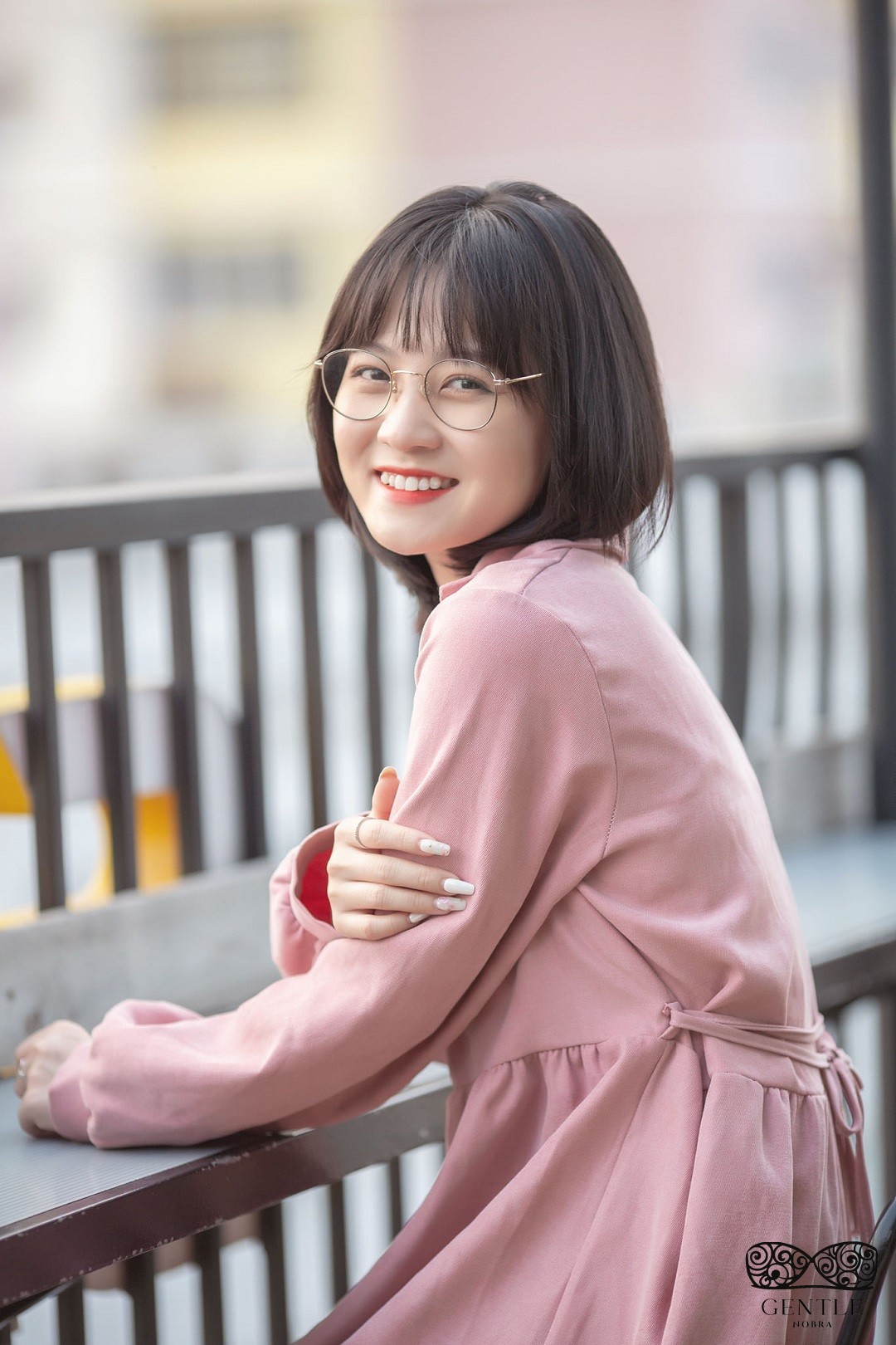 ảnh gái xinh tóc ngắn đeo kính cute 4