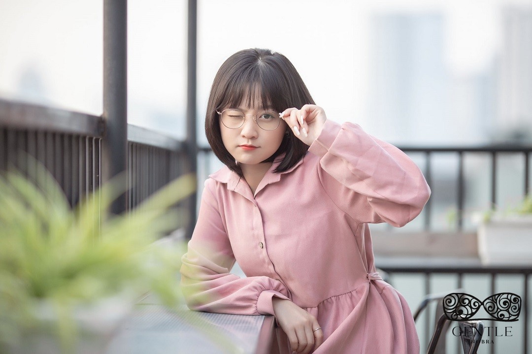 ảnh gái xinh tóc ngắn đeo kính cute 5