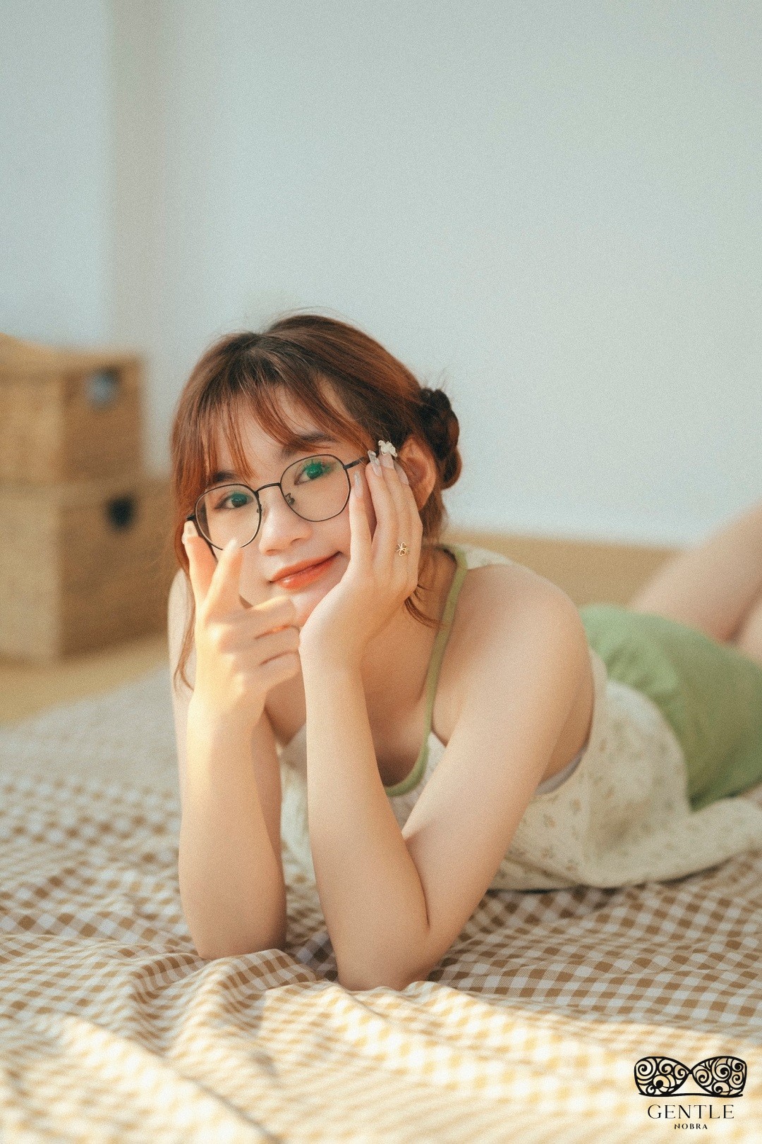 ảnh gái xinh tóc ngắn đeo kính cute 2