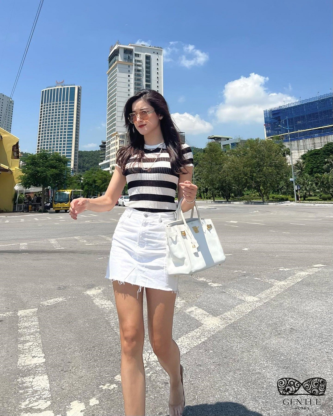 88+ Ảnh Á Hậu Huyền My Bikini Xẻ Sâu Khoe Dáng Hiếm Thấy 67 ảnh á hậu Huyền My giản dị4