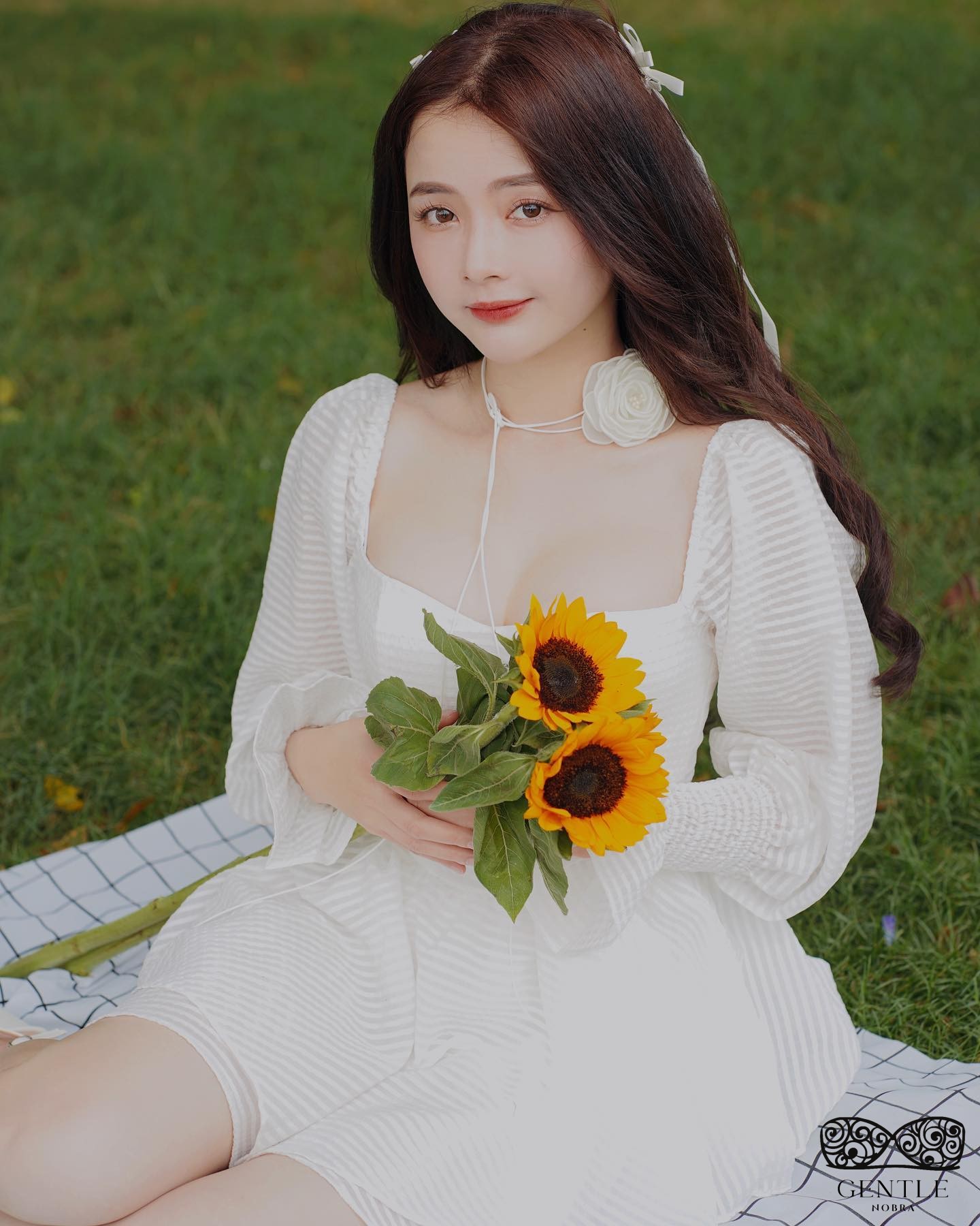 ảnh lê lý lan hương mặc váy trắng