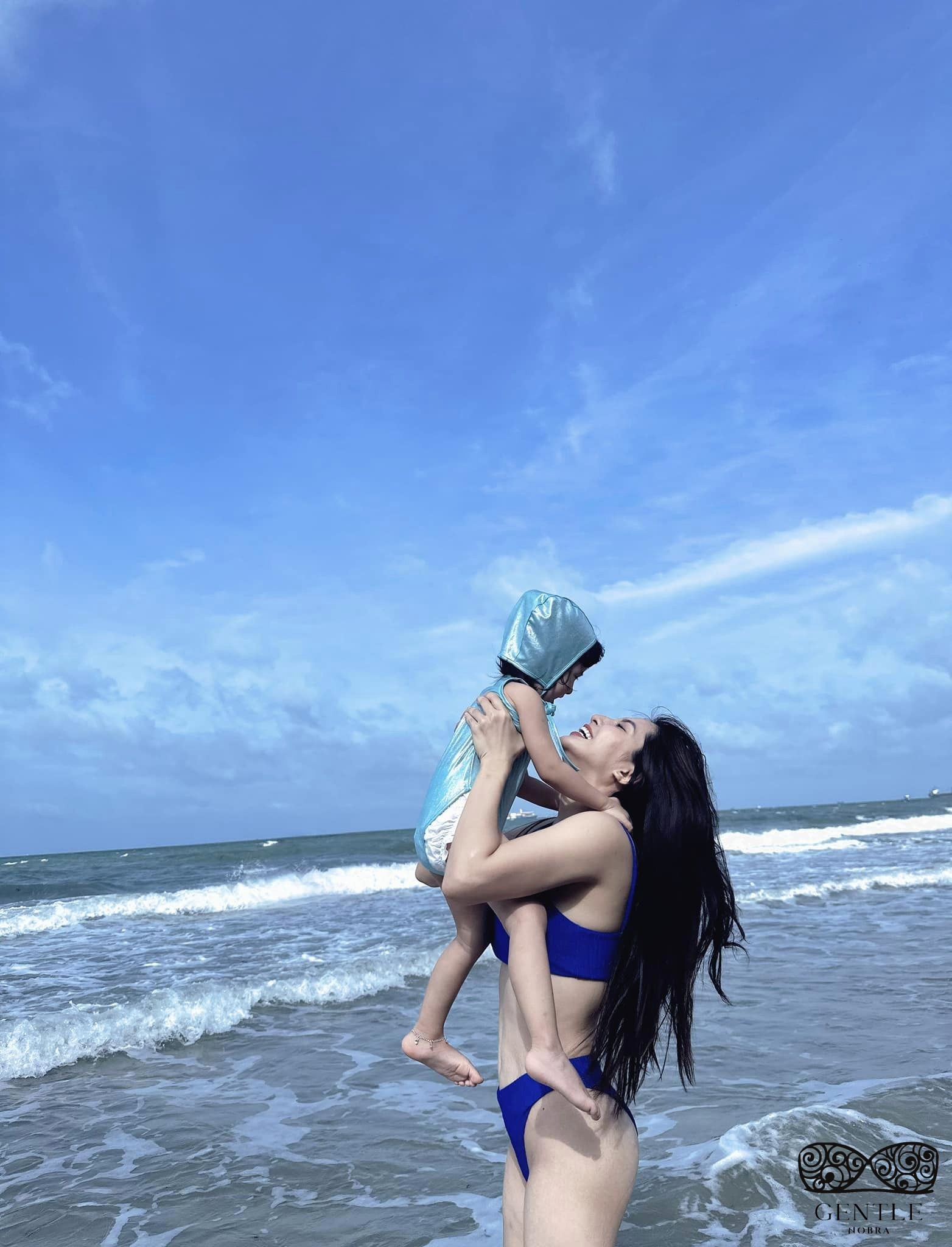 ảnh thiên an bikini dễ thương cùng con gái 5