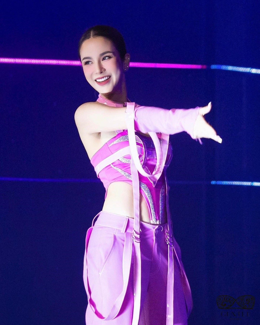 Diệp Lâm Anh show đạp gió rẽ sóng