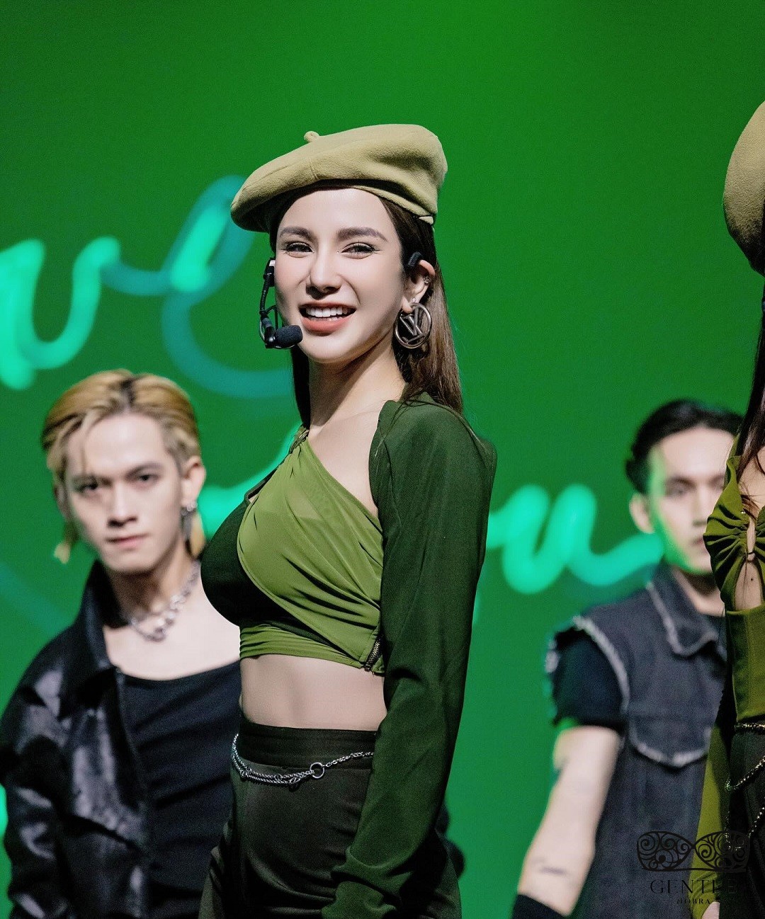 hình ảnh chị đẹp Diệp Lâm Anh đạp gió rẽ sóng 4