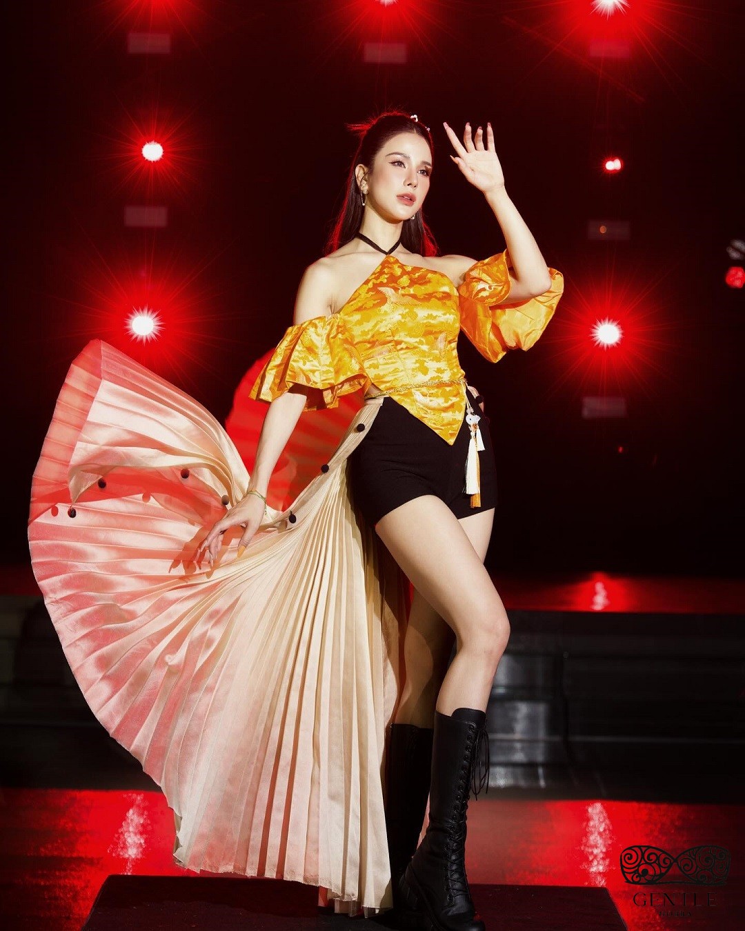 chị đẹp Diệp Lâm Anh đạp gió rẽ sóng 2