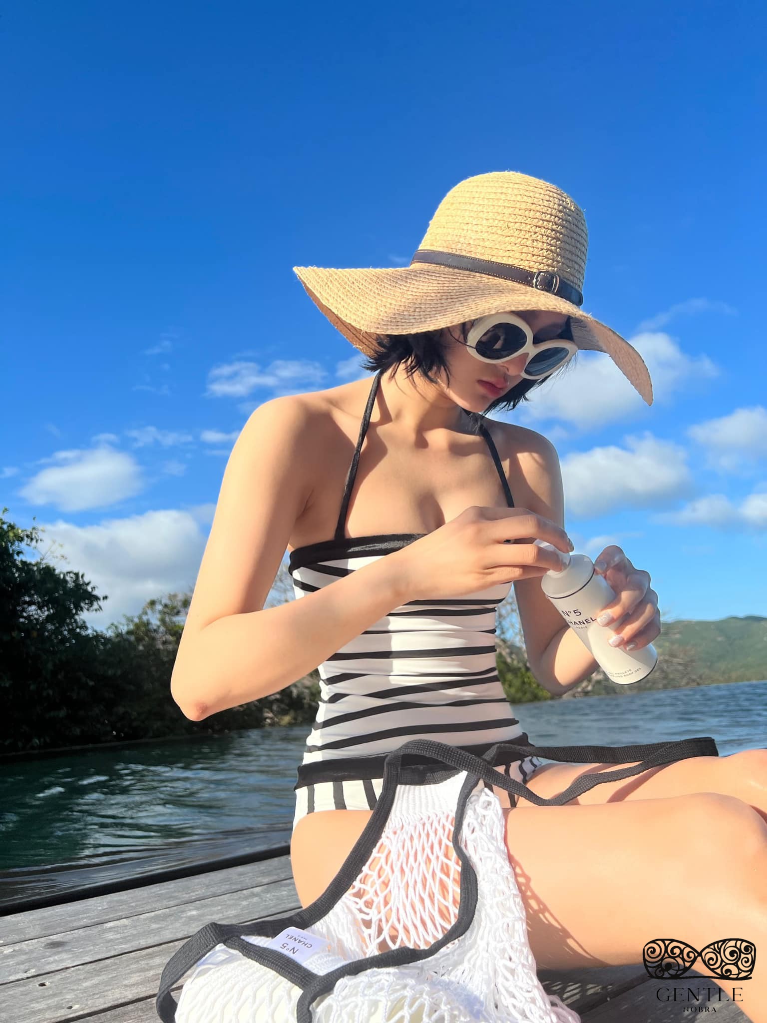 Tổng hợp 50+ ảnh ca sĩ Hiền Hồ bikini 1 mảnh sexy, gợi cảm nhất 21 ảnh hiền hồ mặc bikini 4