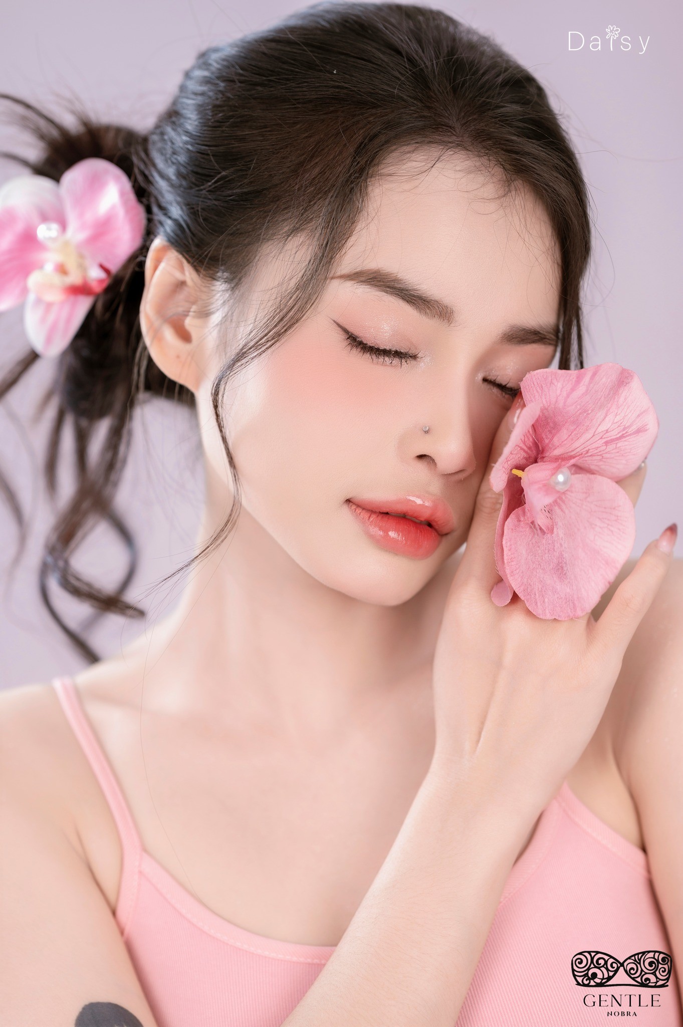 Top 222+ ảnh cô gái cầm hoa gây thương nhớ đẹp nhất 2024  39 ảnh cô gái cầm hoa che mặt cuốn hút 3