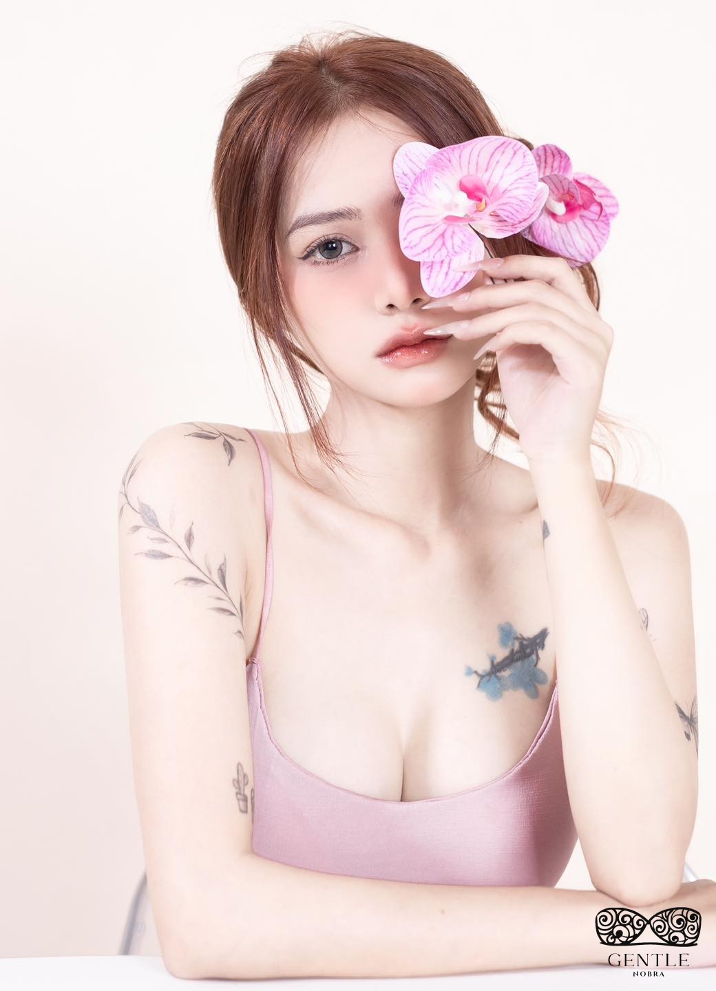 Top 222+ ảnh cô gái cầm hoa gây thương nhớ đẹp nhất 2024  40 ảnh cô gái cầm hoa che mặt cuốn hút 2