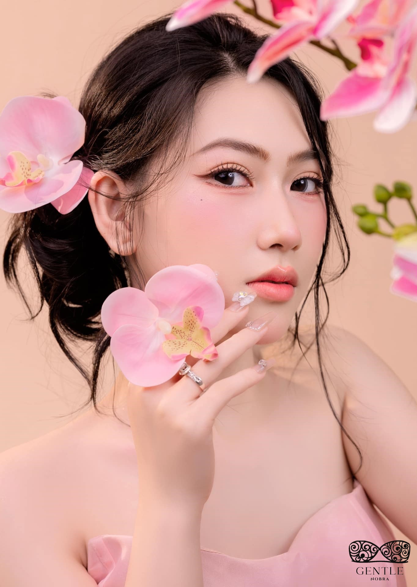 Top 222+ ảnh cô gái cầm hoa gây thương nhớ đẹp nhất 2024  41 ảnh cô gái cầm hoa che mặt cuốn hút
