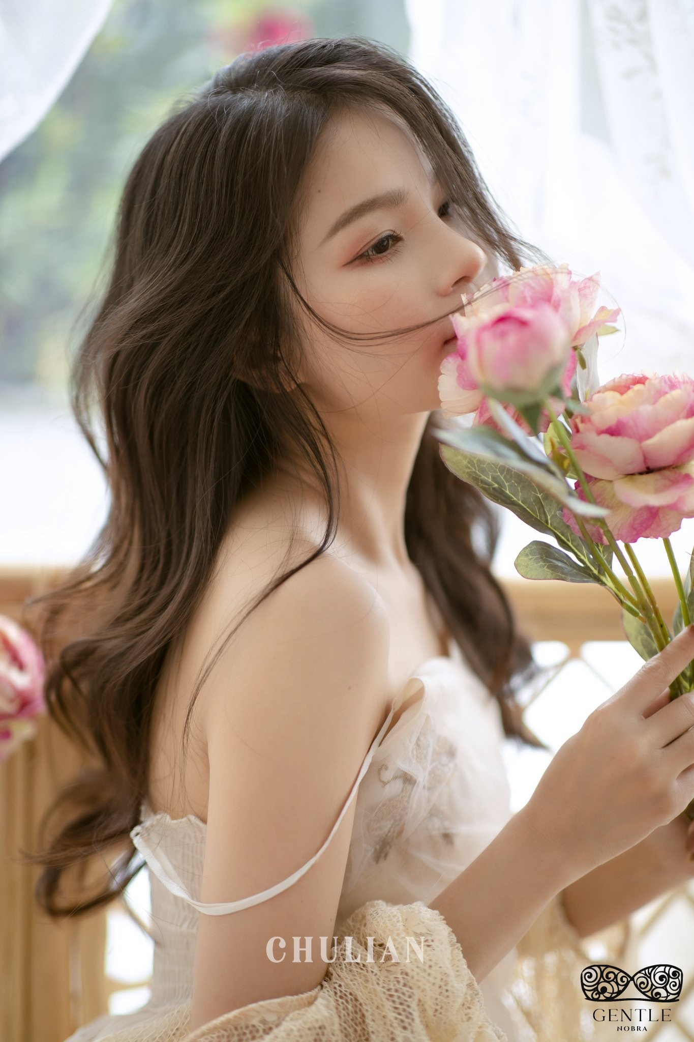 Top 222+ ảnh cô gái cầm hoa gây thương nhớ đẹp nhất 2024  67 tổng hợp ảnh cô gái cầm hoa buồn thất tình 2