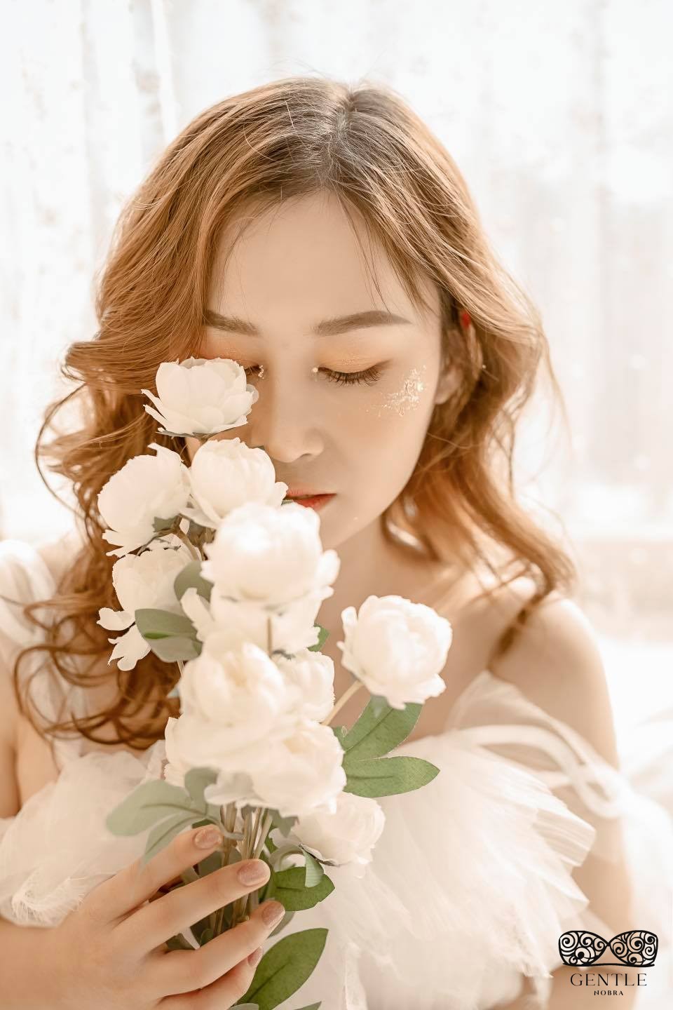 Top 222+ ảnh cô gái cầm hoa gây thương nhớ đẹp nhất 2024  44 ảnh cô gái cầm hoa che mặt 3