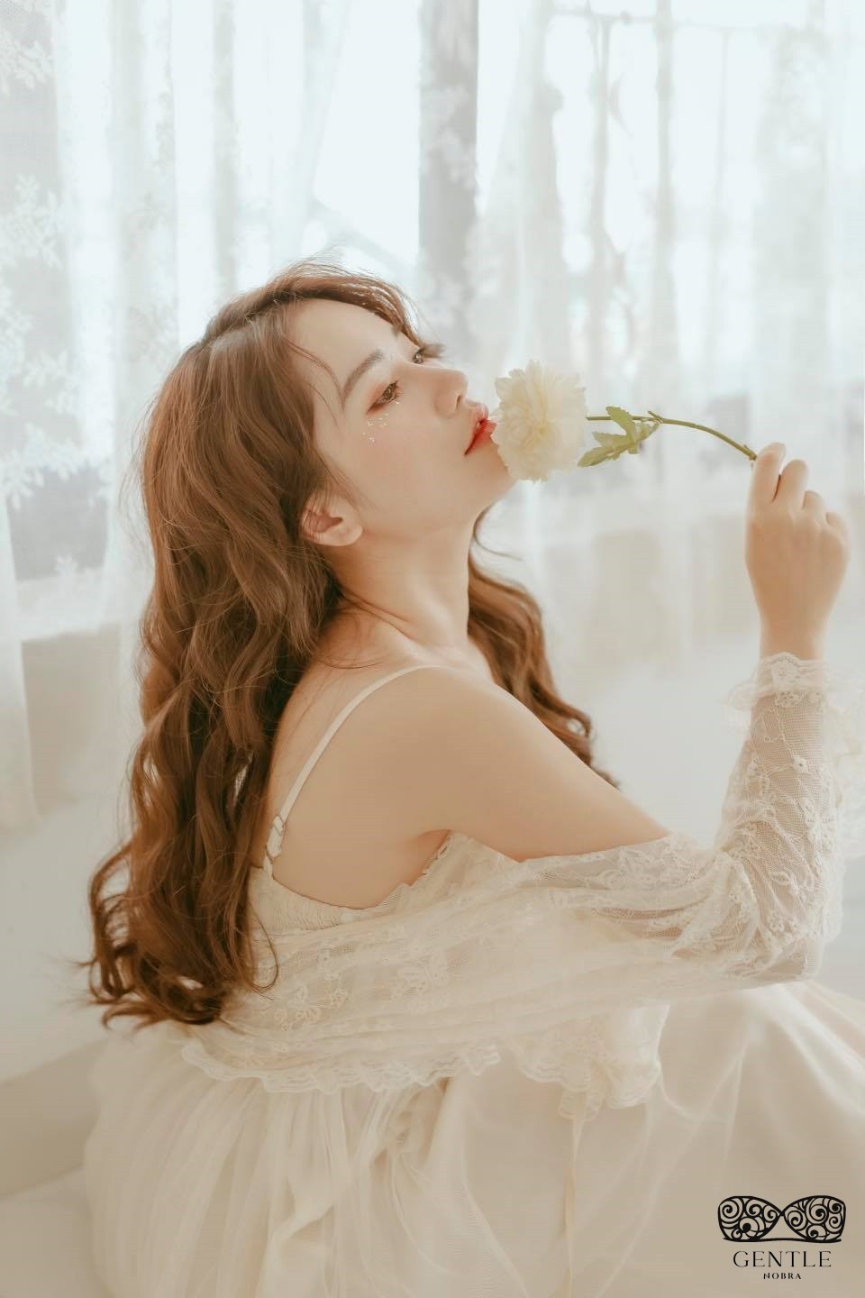 Top 222+ ảnh cô gái cầm hoa gây thương nhớ đẹp nhất 2024  47 hình ảnh cô gái cầm hoa che mặt 5