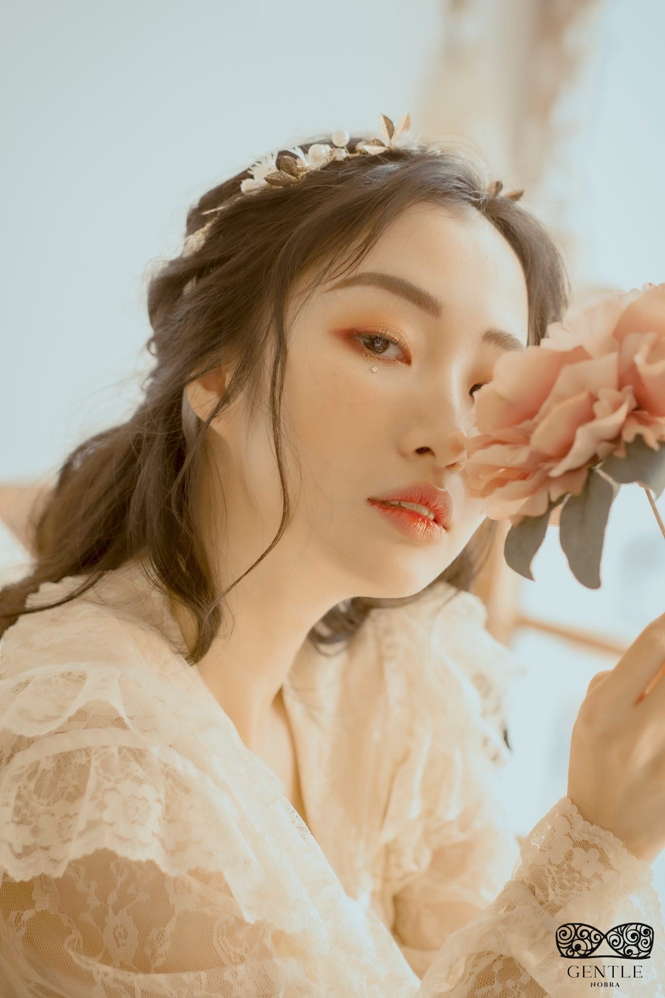 Top 222+ ảnh cô gái cầm hoa gây thương nhớ đẹp nhất 2024  48 hình ảnh cô gái cầm hoa che mặt 4