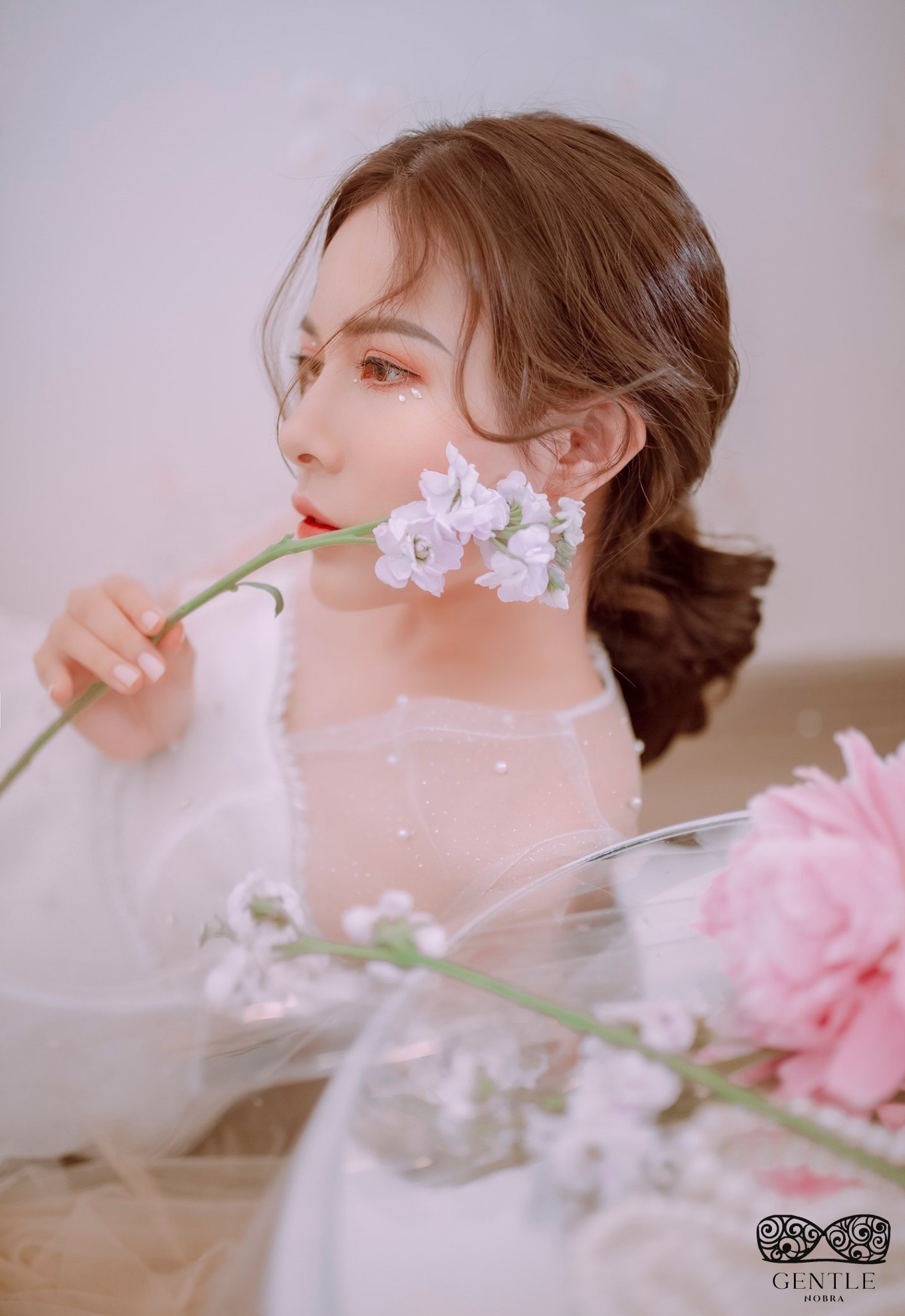 Top 222+ ảnh cô gái cầm hoa gây thương nhớ đẹp nhất 2024  45 ảnh cô gái cầm hoa che mặt 2