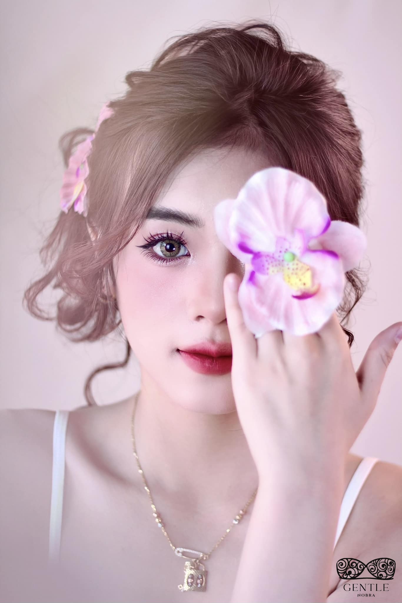 Top 222+ ảnh cô gái cầm hoa gây thương nhớ đẹp nhất 2024  37 ảnh cô gái cầm hoa che mặt cuốn hút5