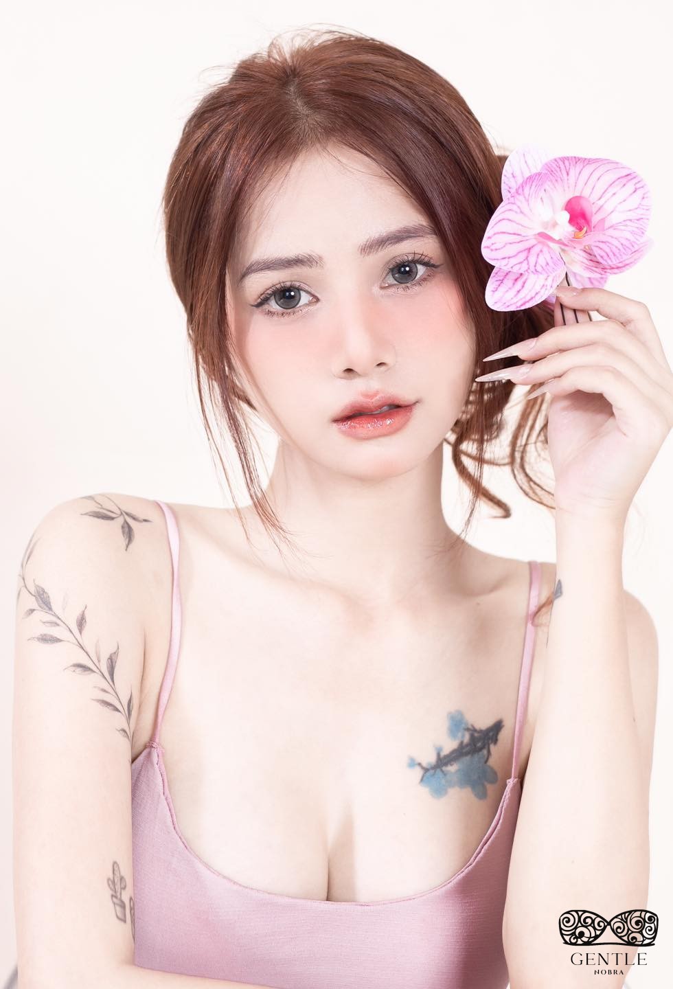 Top 222+ ảnh cô gái cầm hoa gây thương nhớ đẹp nhất 2024  7 hình ảnh cô gái cầm hoa lan hồ điệp hottrend4