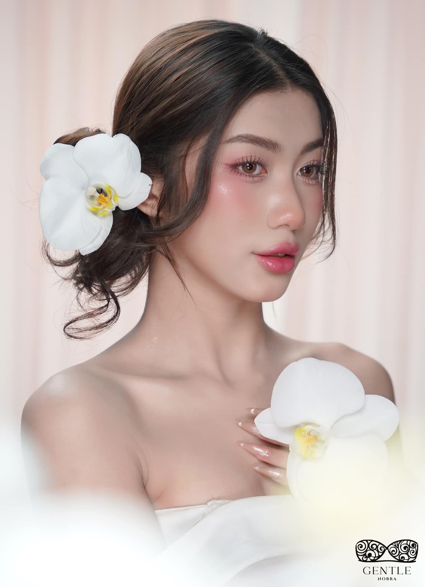 Top 222+ ảnh cô gái cầm hoa gây thương nhớ đẹp nhất 2024  12 ảnh cô gái cầm hoa lan hồ điệp hot trend 5