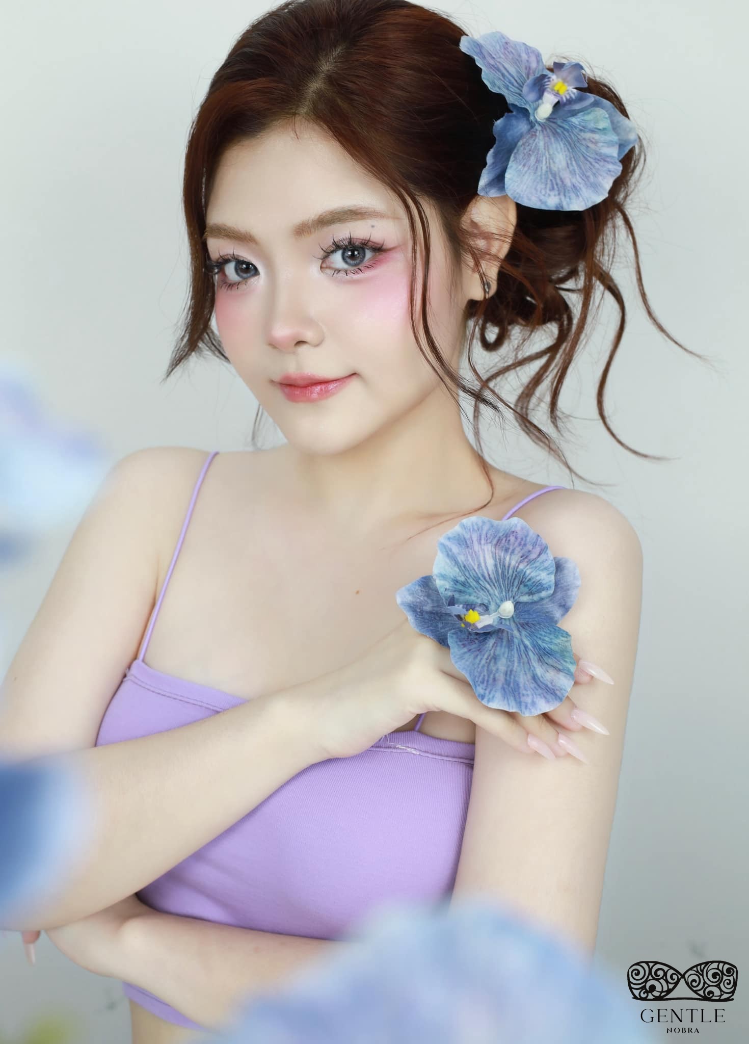 Top 222+ ảnh cô gái cầm hoa gây thương nhớ đẹp nhất 2024  13 hình ảnh cô gái cầm hoa lan hồ điệp hottrend