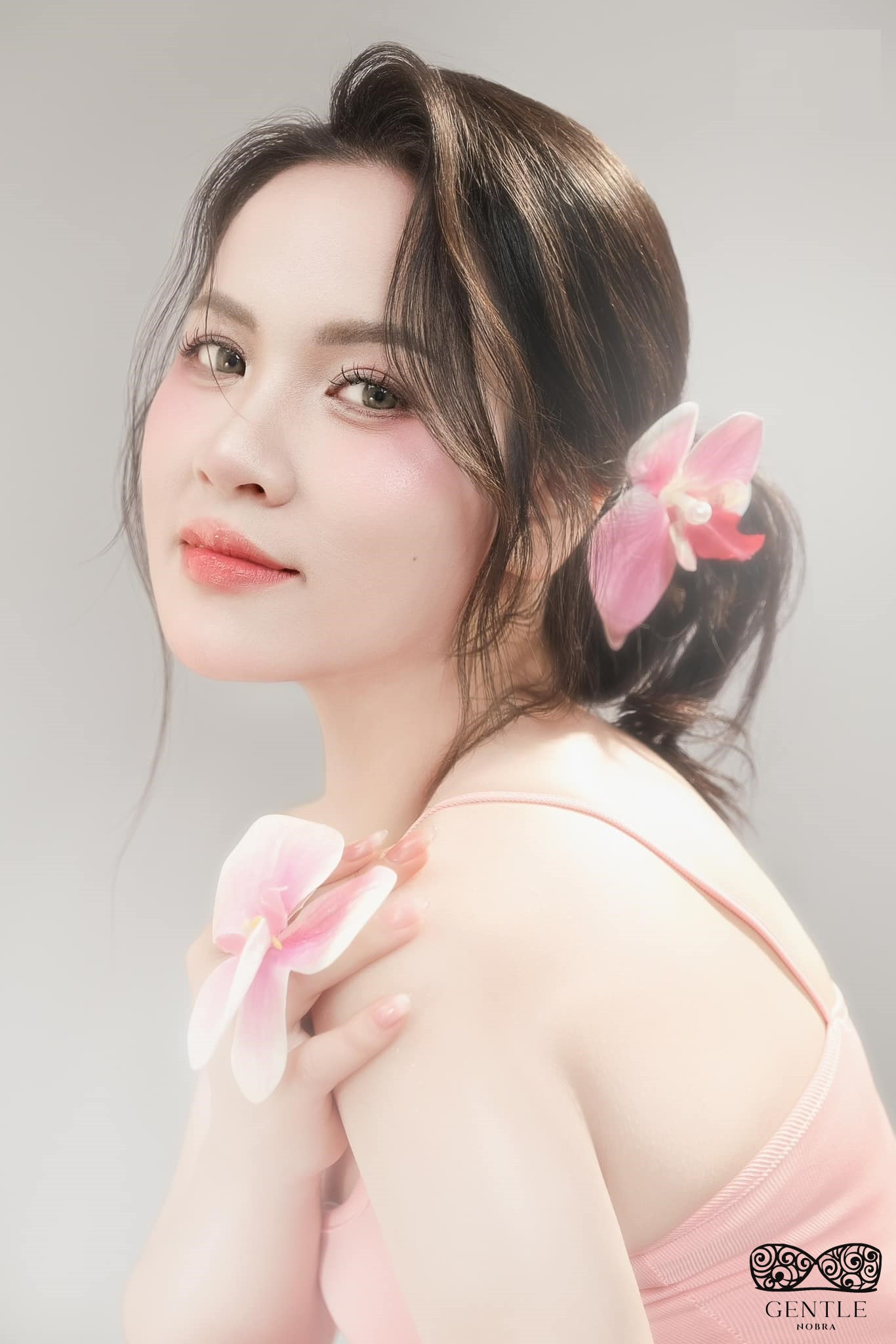 Top 222+ ảnh cô gái cầm hoa gây thương nhớ đẹp nhất 2024  16 ảnh cô gái cầm hoa lan hồ điệp hot trend 2