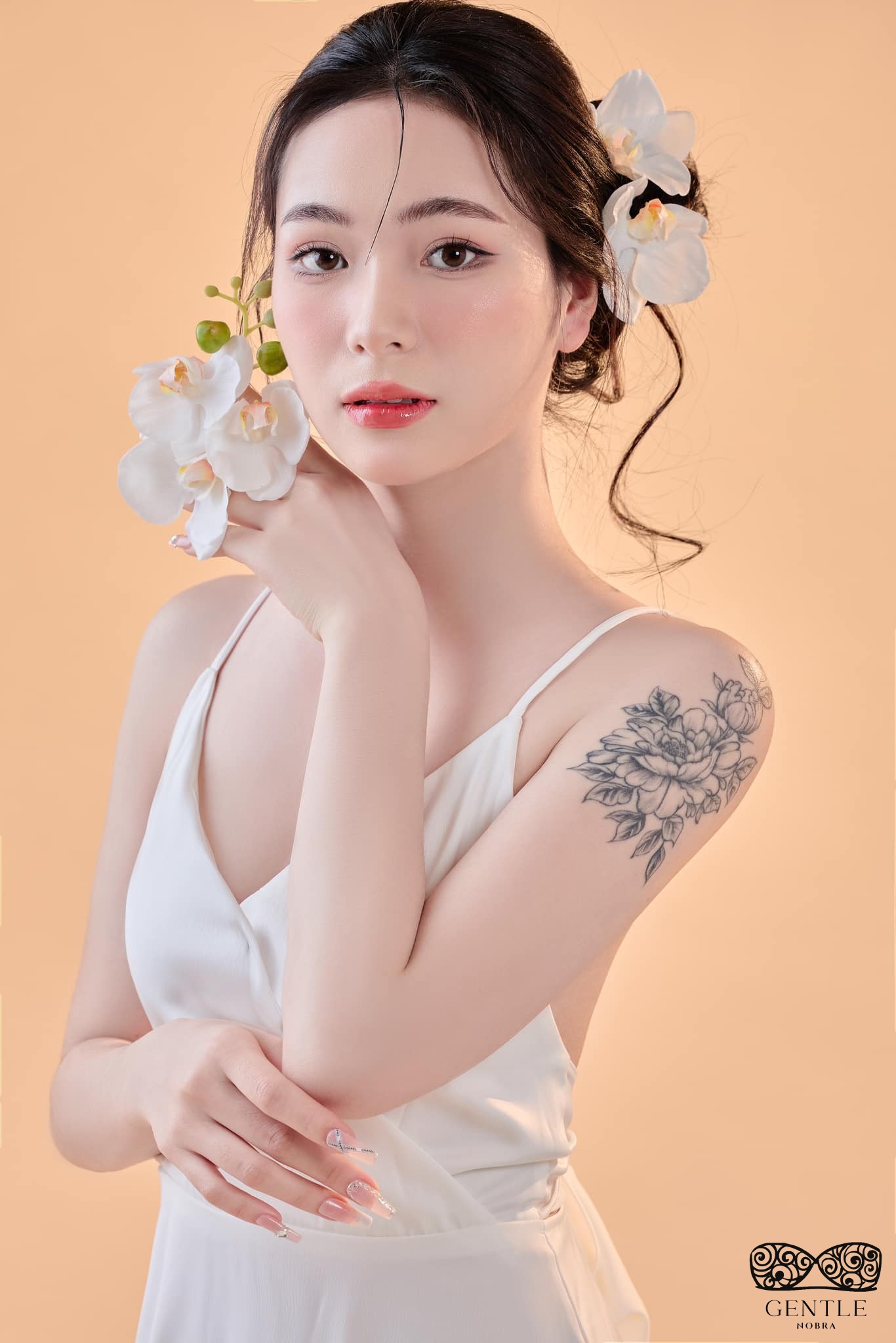 Top 222+ ảnh cô gái cầm hoa gây thương nhớ đẹp nhất 2024  8 hình ảnh cô gái cầm hoa lan hồ điệp hottrend5