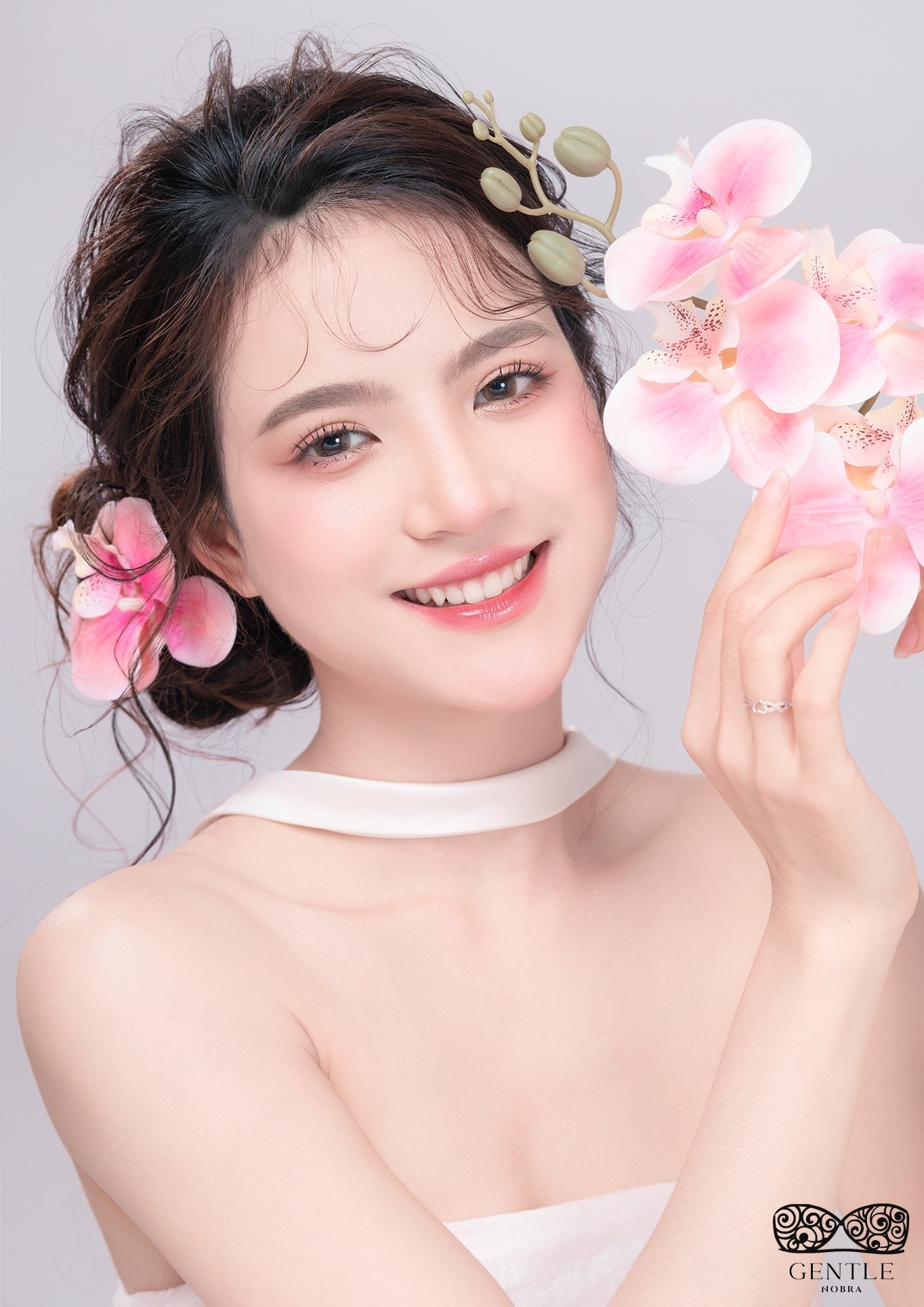 Top 222+ ảnh cô gái cầm hoa gây thương nhớ đẹp nhất 2024  2 ảnh cô gái cầm hoa lan hồ điệp 5