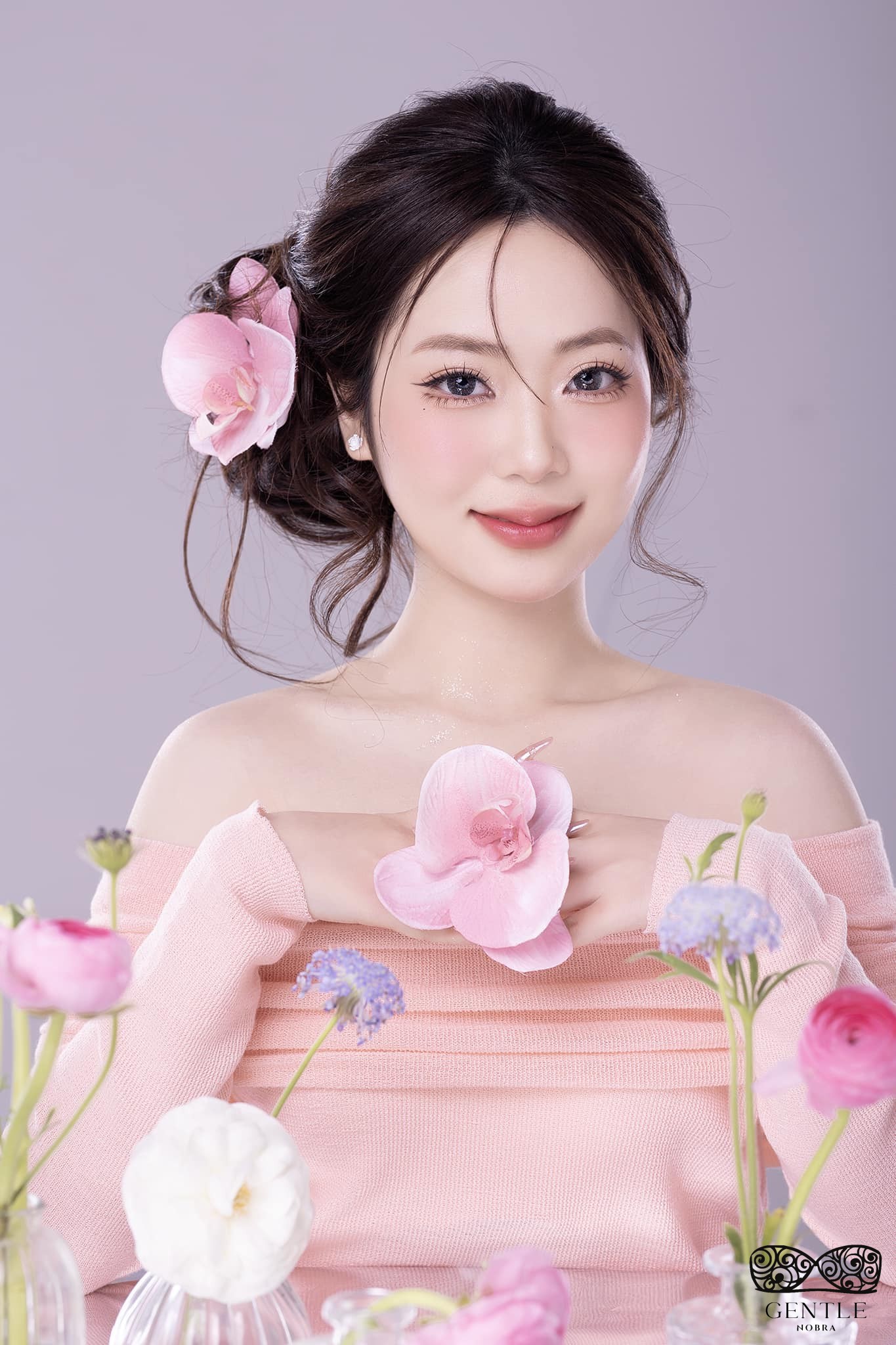 Top 222+ ảnh cô gái cầm hoa gây thương nhớ đẹp nhất 2024  10 ảnh cô gái cầm hoa lan hồ điệp 3