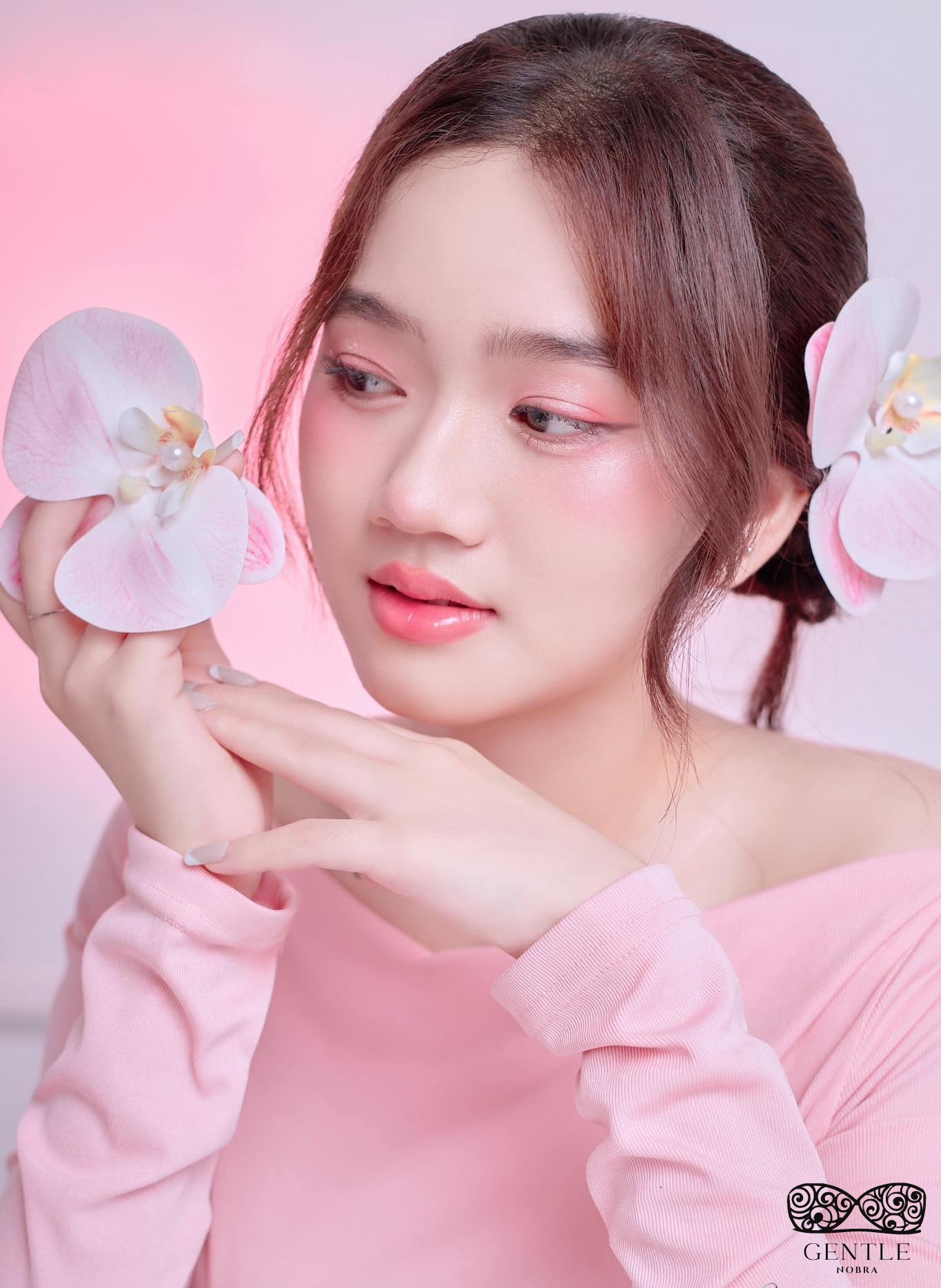 Top 222+ ảnh cô gái cầm hoa gây thương nhớ đẹp nhất 2024  9 ảnh cô gái cầm hoa lan hồ điệp 2