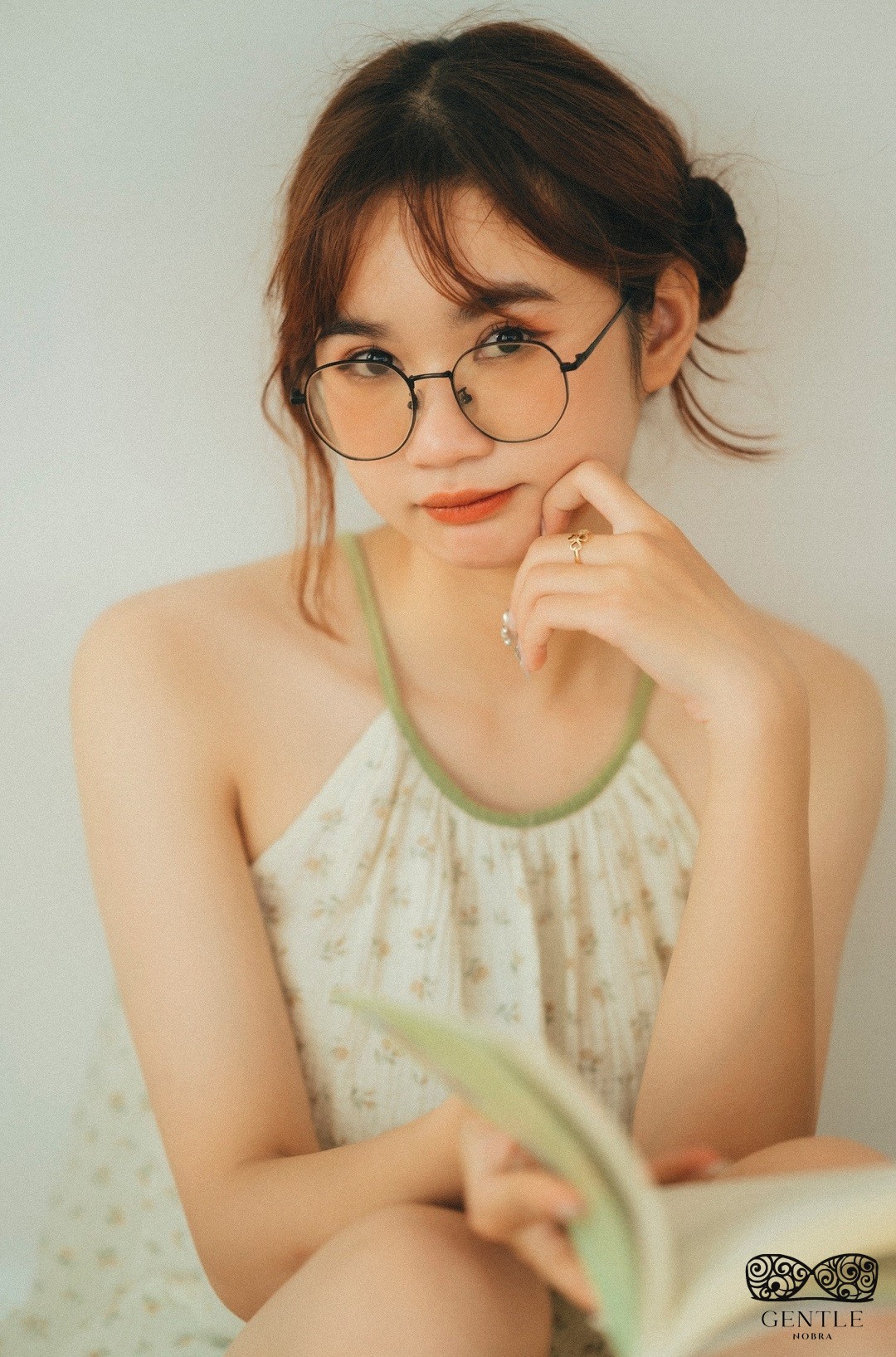 ảnh gái xinh tóc ngắn đeo kính cute