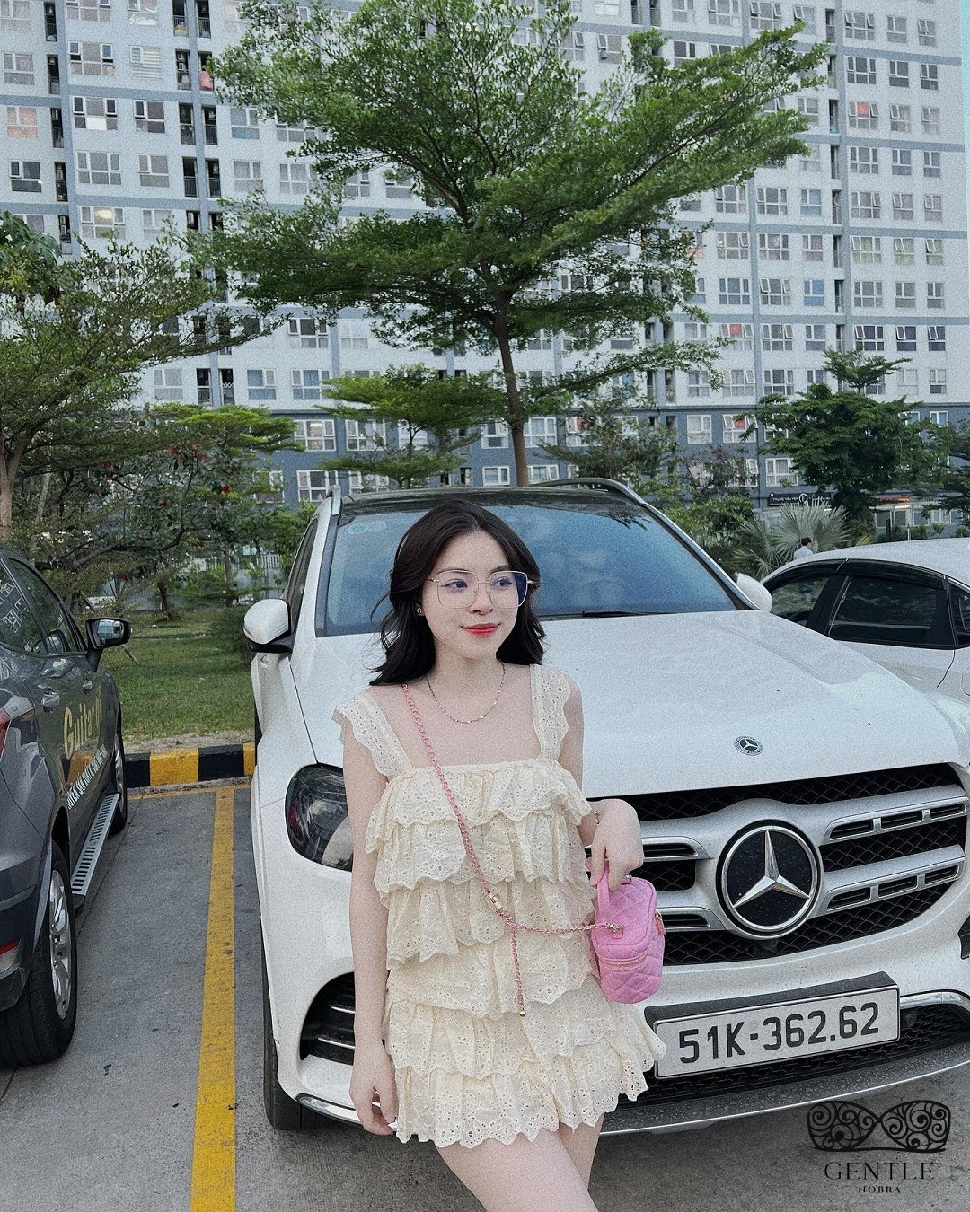 ảnh gái xinh cute dễ thương đứng tạo dáng