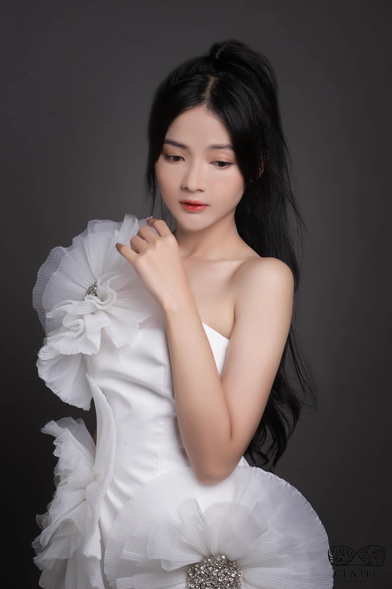 ảnh lê lý lan hương mặc váy trắng2